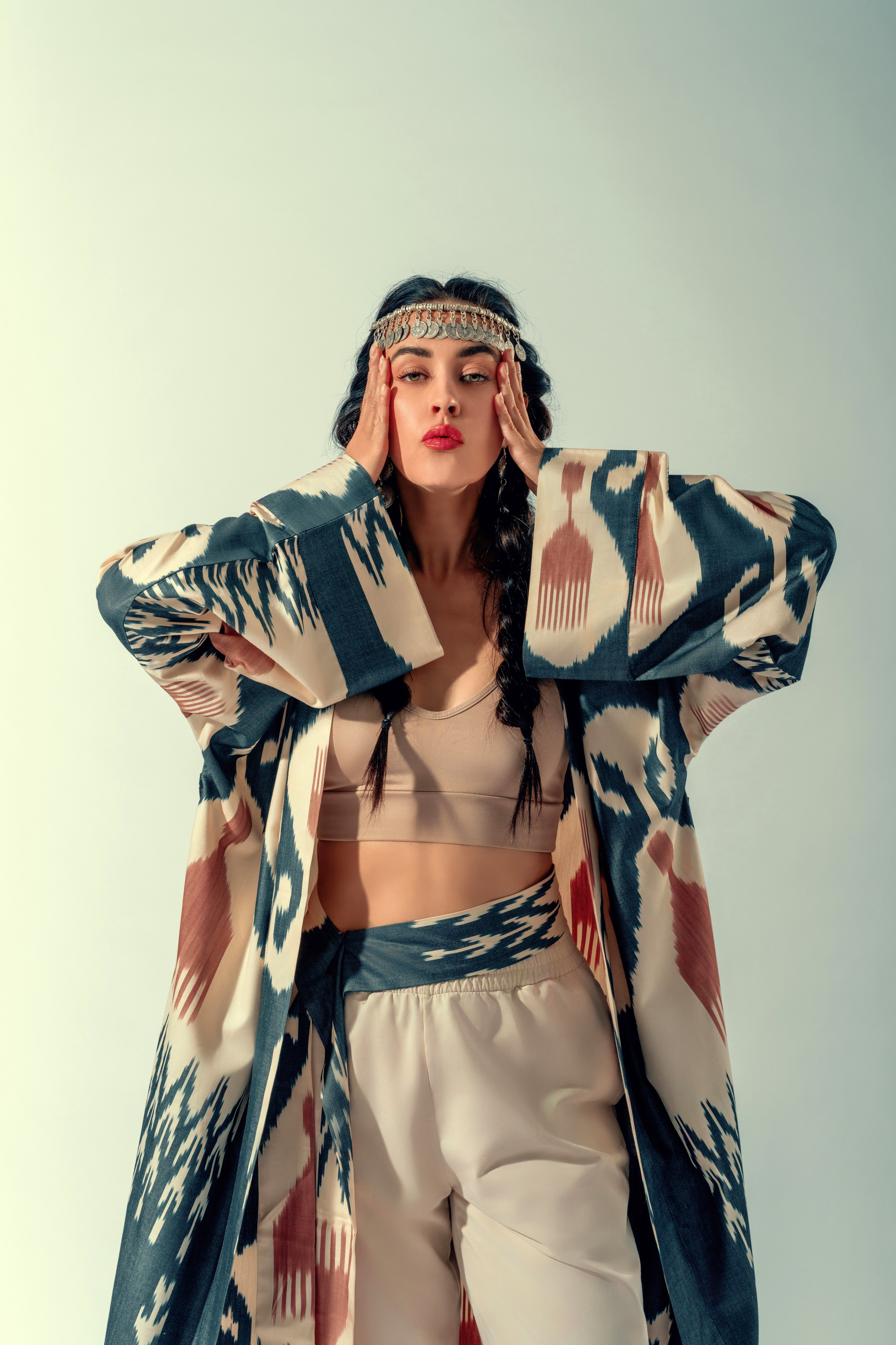 Levitating Ikat. Nifty photography — коммерческий и портретный фотограф в Ташкенте. Студийная и выездная съёмка