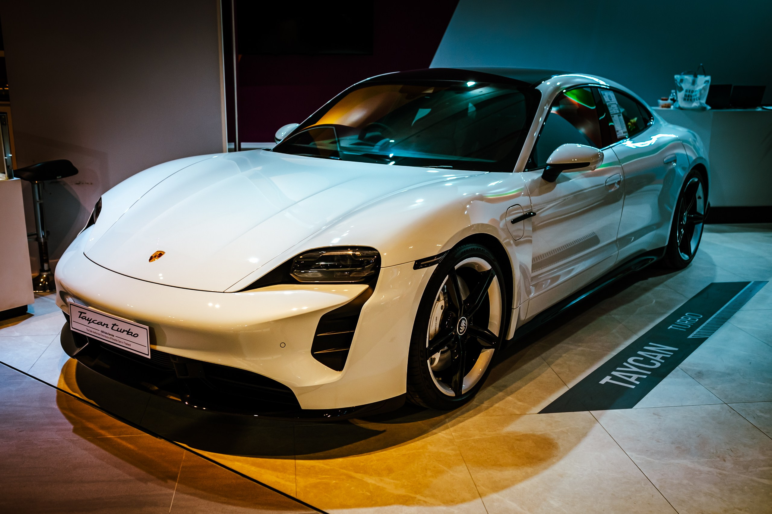 Auto gallery in EMSPHERE, Bangkok. Photographer in Seoul Dobrokvashina Natalya