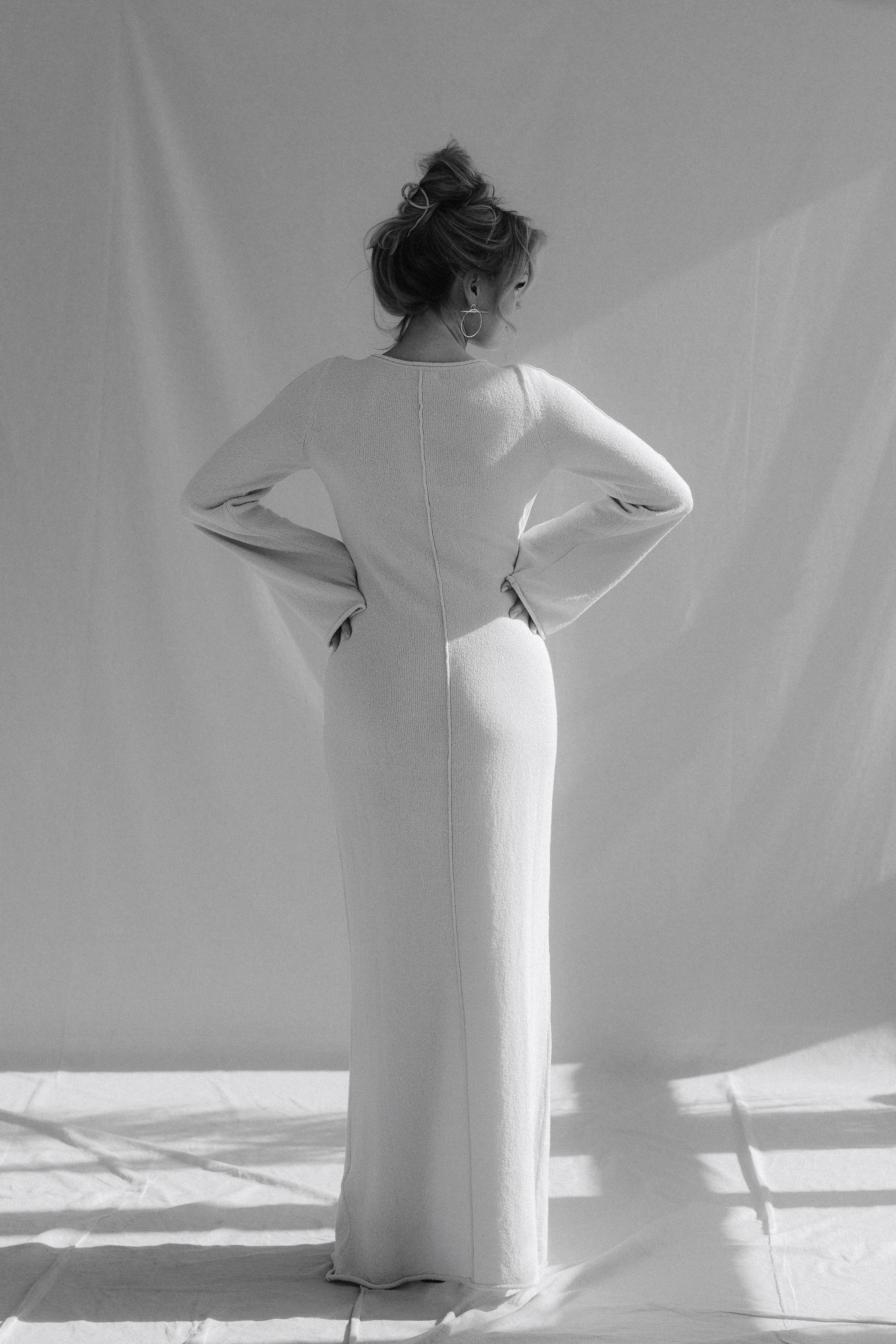 Full-length monochrome portrait with elegant silhouette and minimal styling. Ростовой монохромный портрет с элегантным силуэтом и минималистичной стилистикой.
