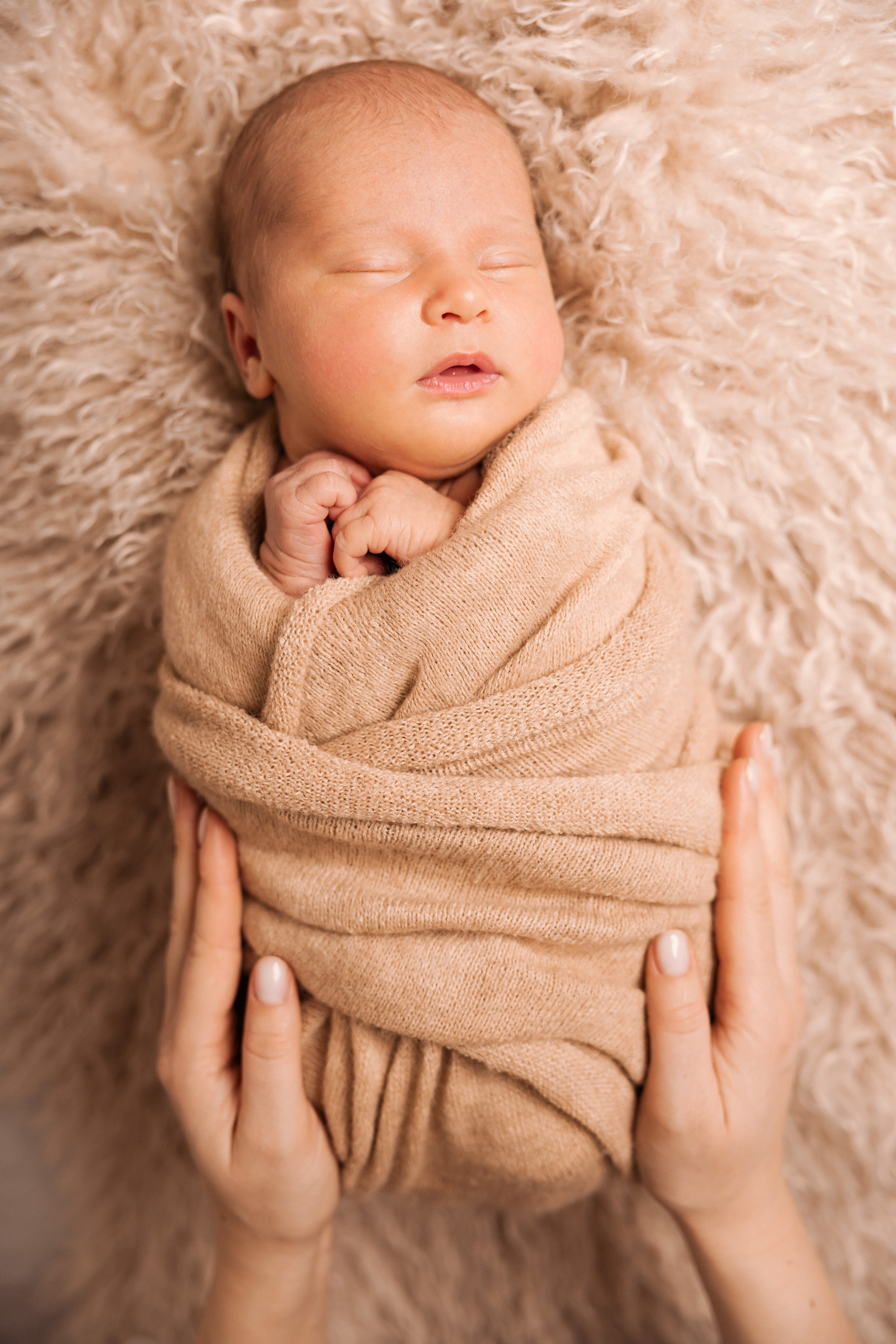 Moderní newborn focení holčičky v béžovém boho aranžmá ve studiu Písek