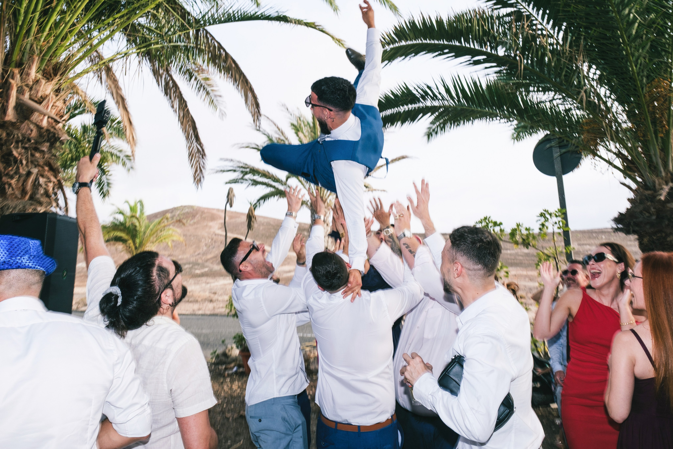 Invitados lanzan al novio por los aires bajo las palmeras de Gran Canaria