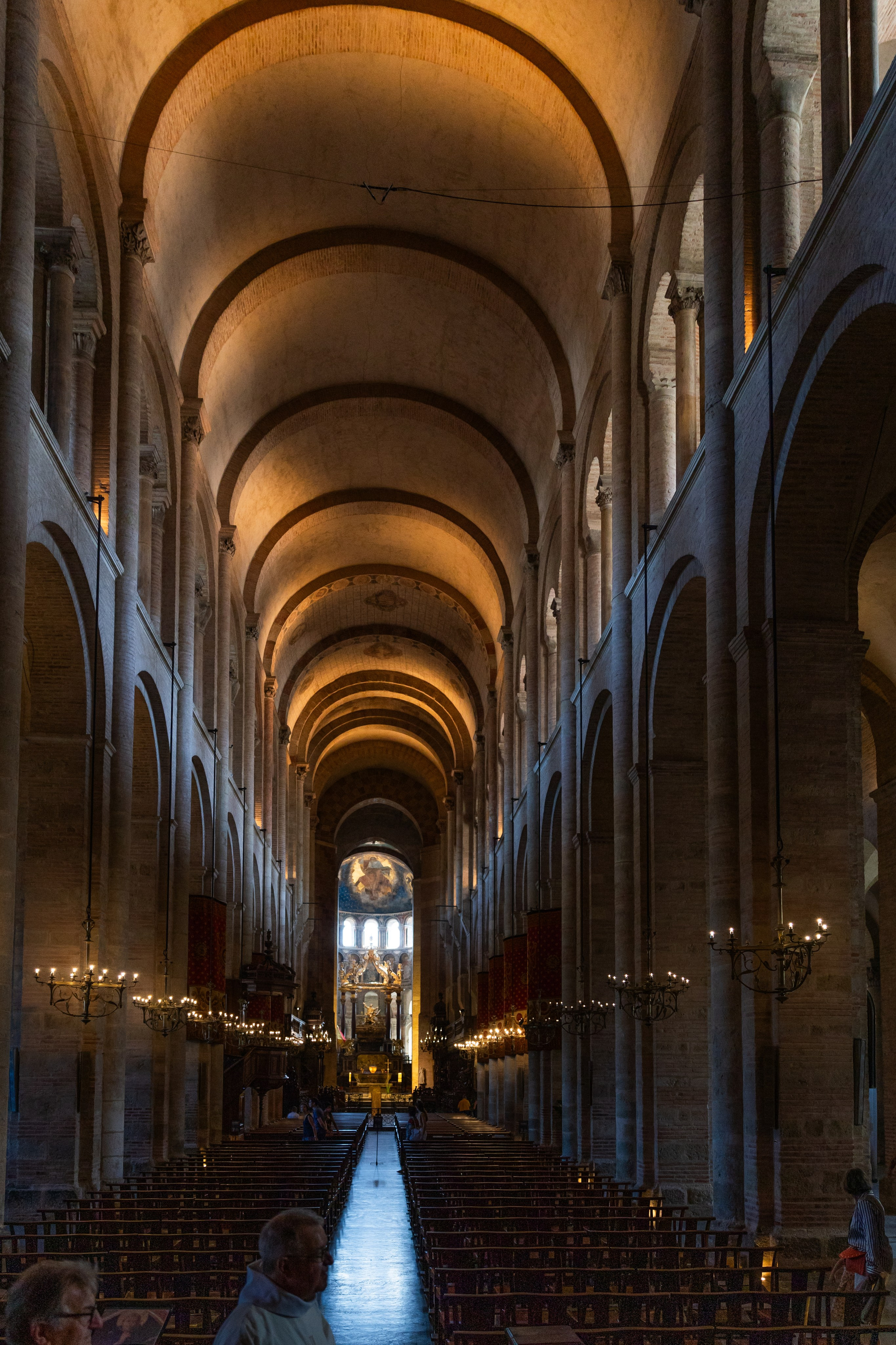 The Baptism of Diana in the Church of Saint-Sernin in Toulouse. Eugénie Smirnova — Photographe à Toulouse et dans le Sud-Ouest