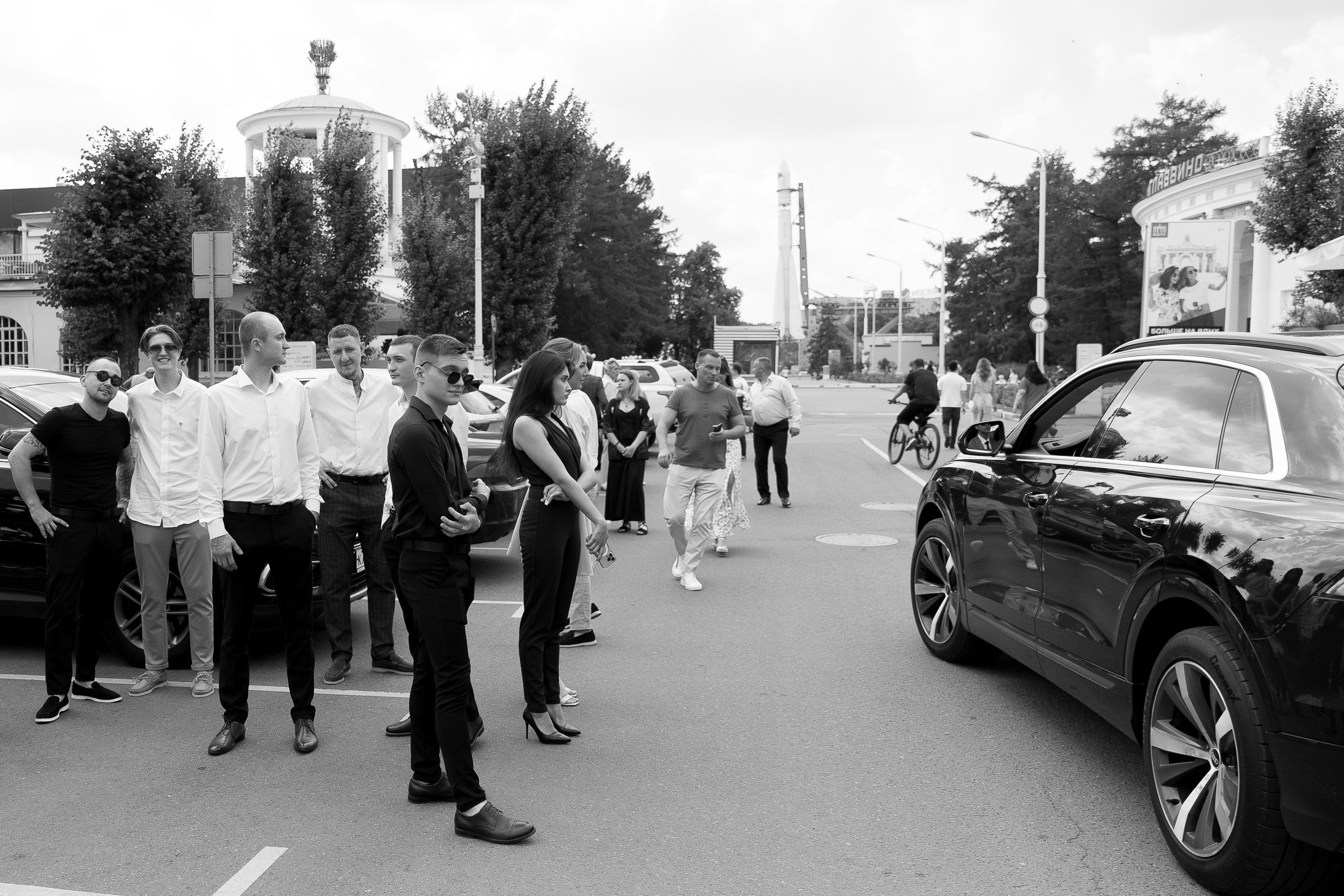 Couple arrive, by Bude, Cornwall editorial photographer.