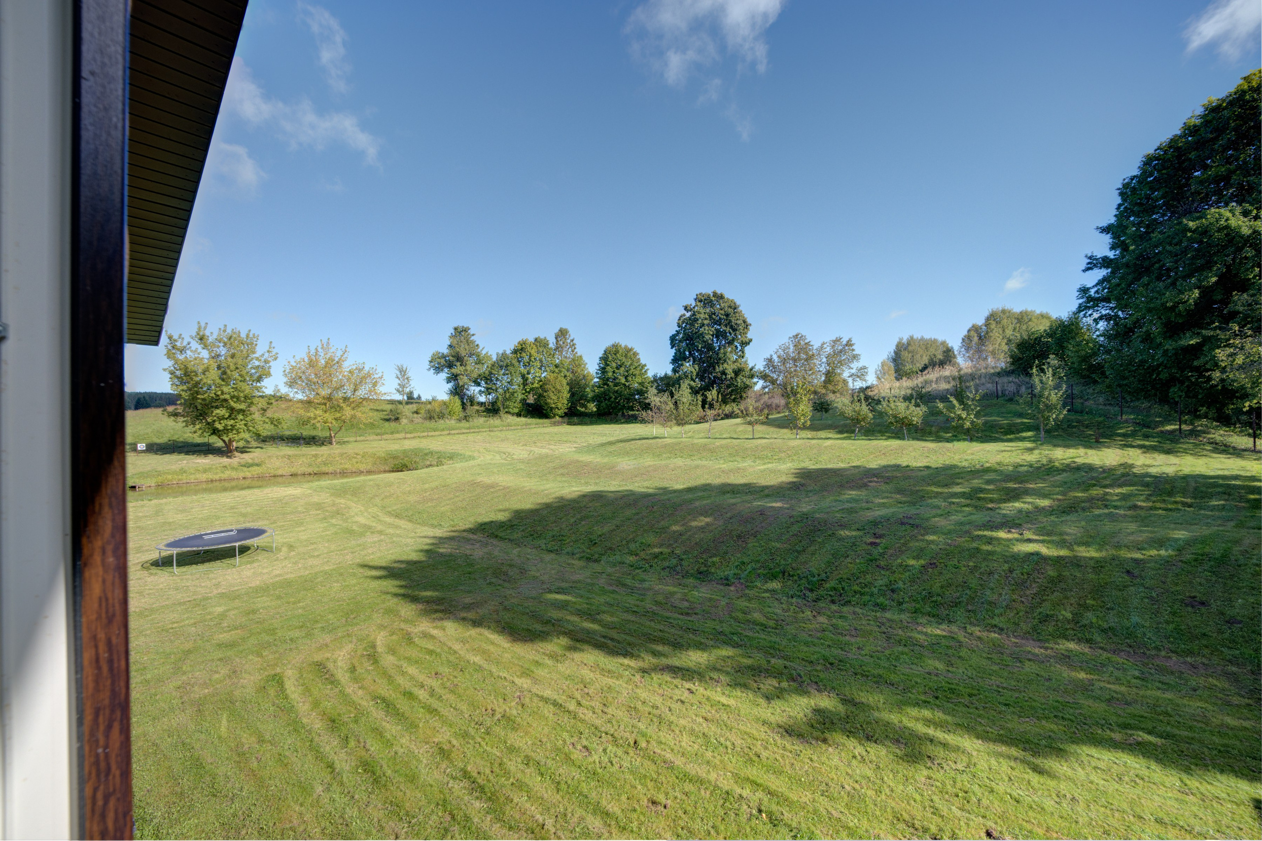Sadyba Vinliaus r. prie ežero. Elina Sapiega fotografė Vilniuje
