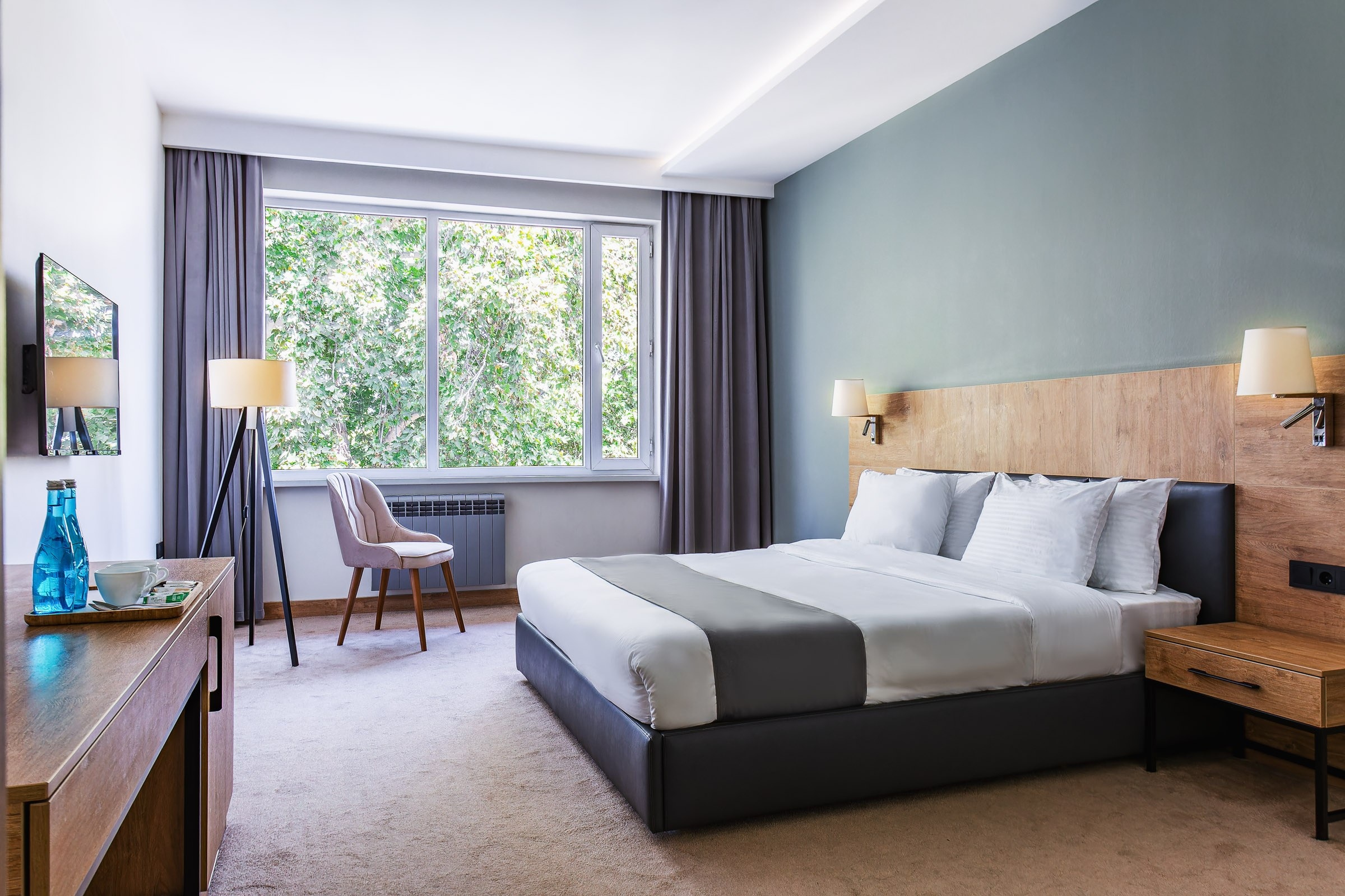 Интерьерный фотограф в Ташкенте — просторная кухня в светлых тонах.