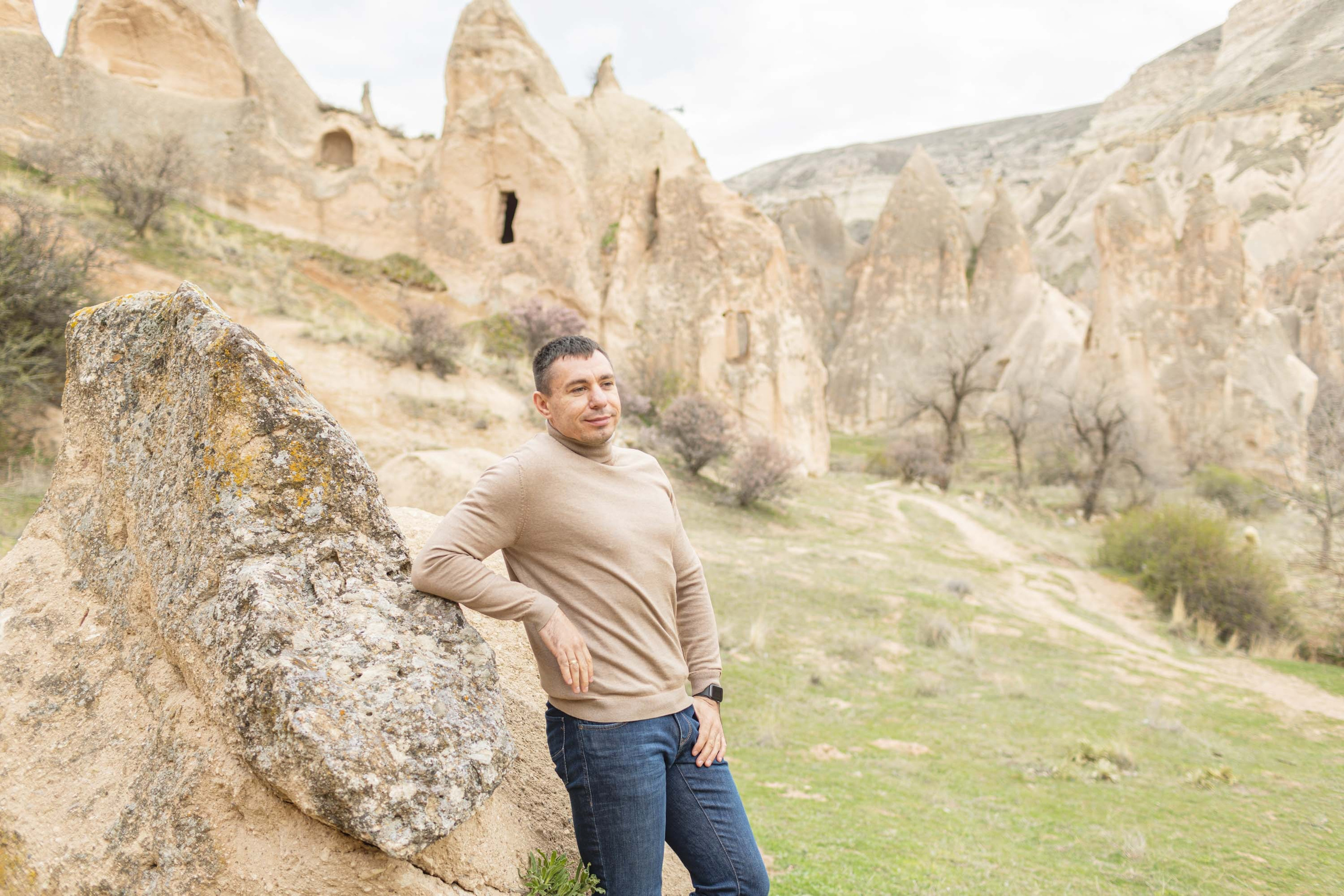 Stylish Photoshoot in the Charming Streets and Valleys of Cappadocia. Julia Ganch I Fashion Wedding Photography I Cappadocia Turkey