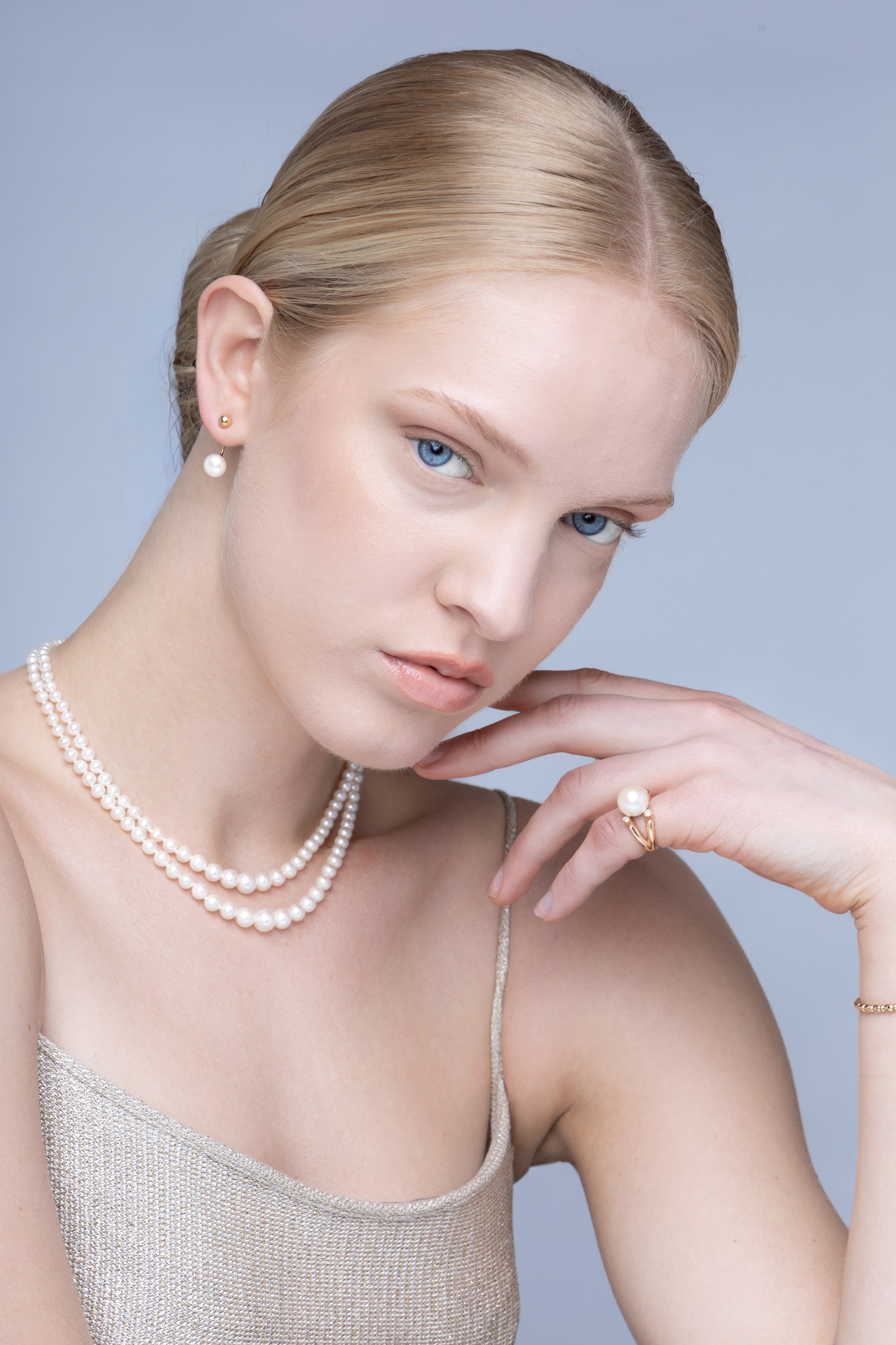 Portrait femme studio a Albi, Modèle en studio à Toulouse pour une séance photo glamour avec bijoux
