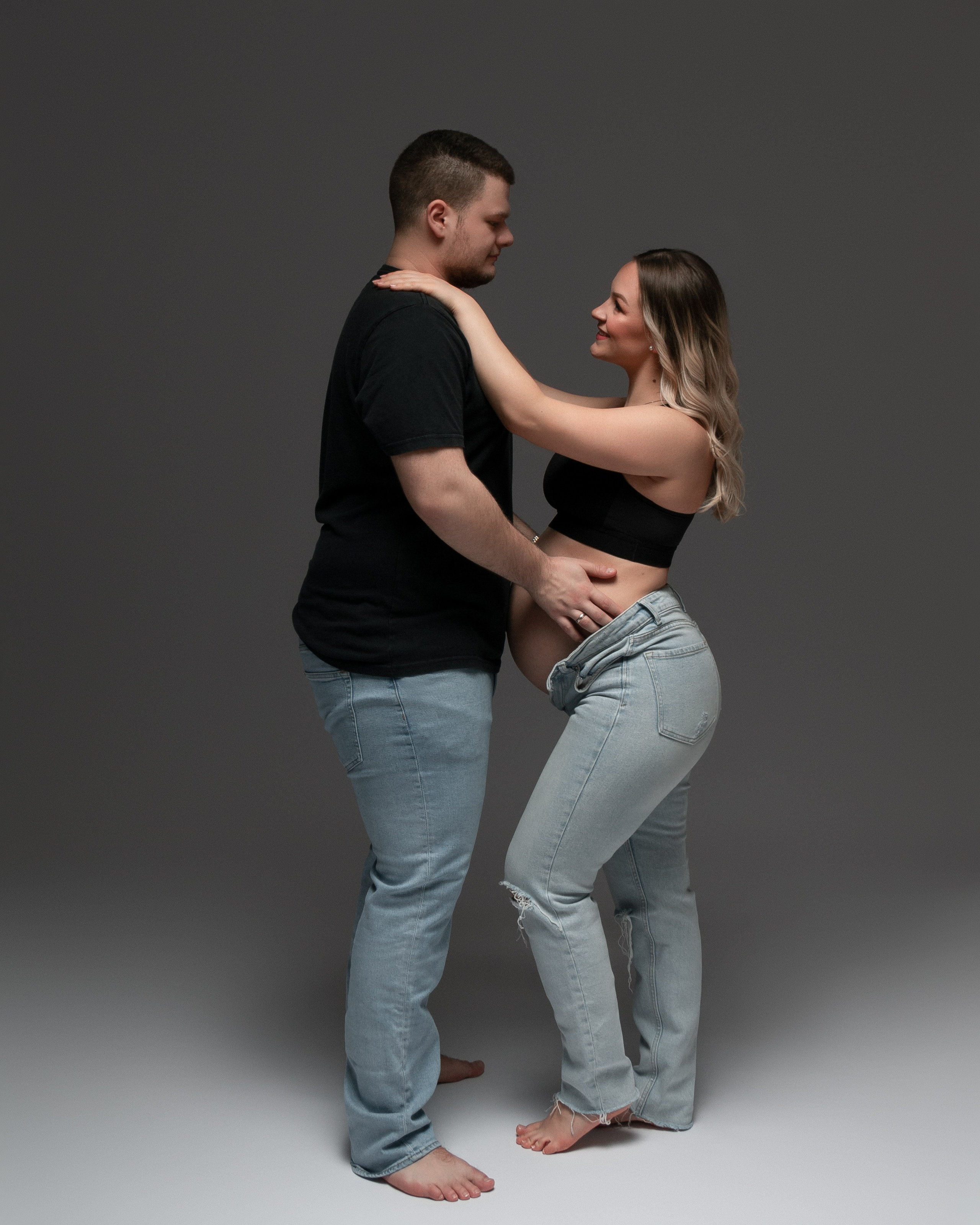 Feine Lichtführung trifft auf echte Emotion – Nicole in ihrer Schwangerschaft