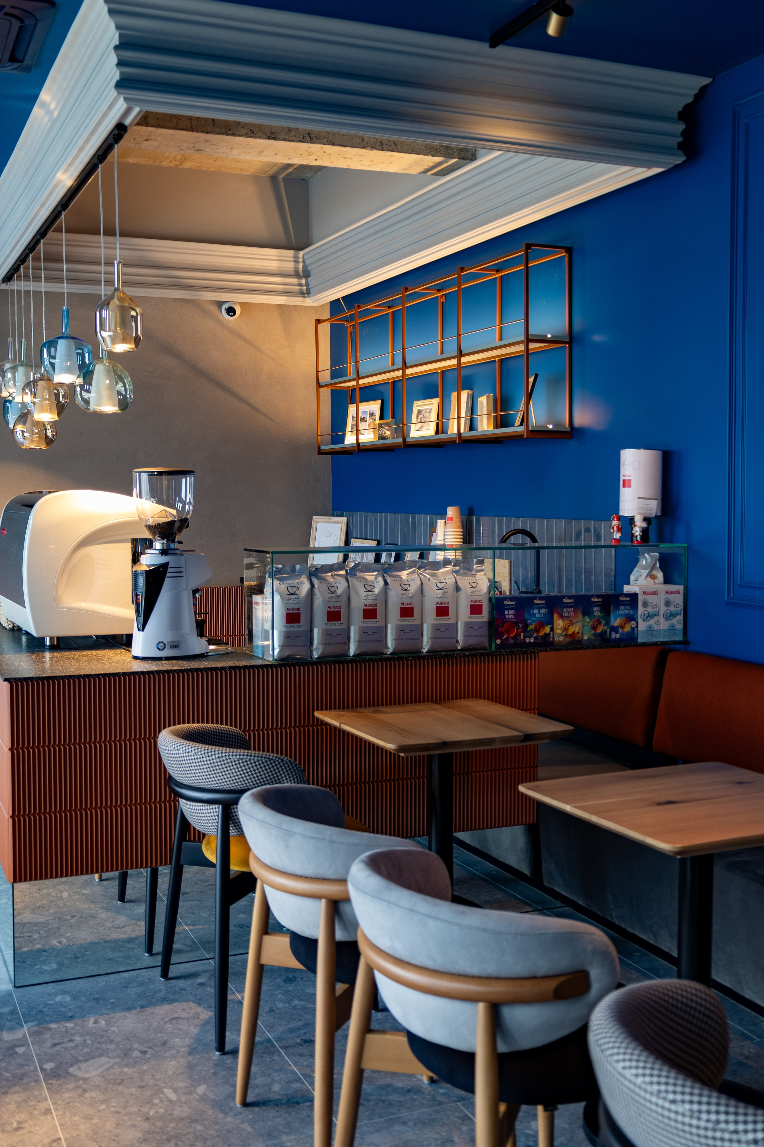 Cafenea “Monte Carlo” Buhuși. Fotograf. Lucrez cu oameni, produse și spații. Portret și fotografie creativă. Bacău, România. Lidia Savinoiu