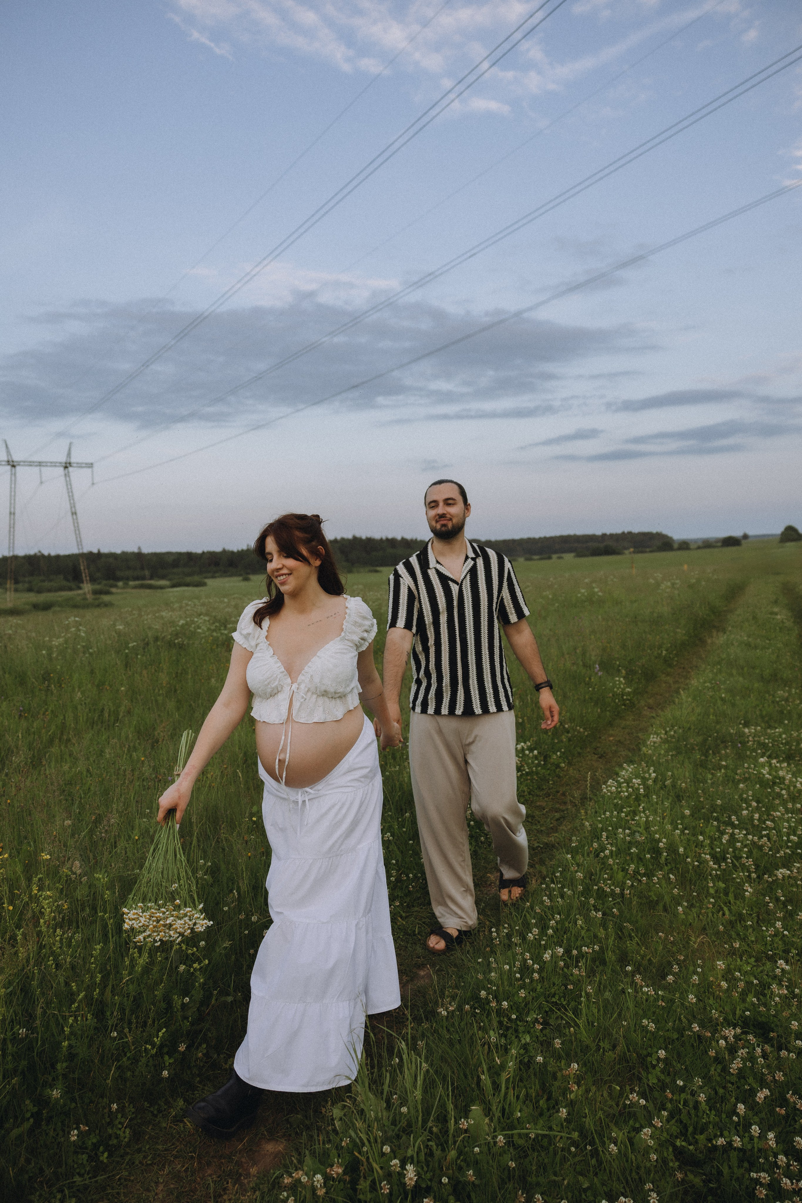 Lera & Maksim | laukimo fotosesija pievoje saulei besileidžiant. Vestuvių ir šeimų fotografė Lena Bondarenko / belove photo