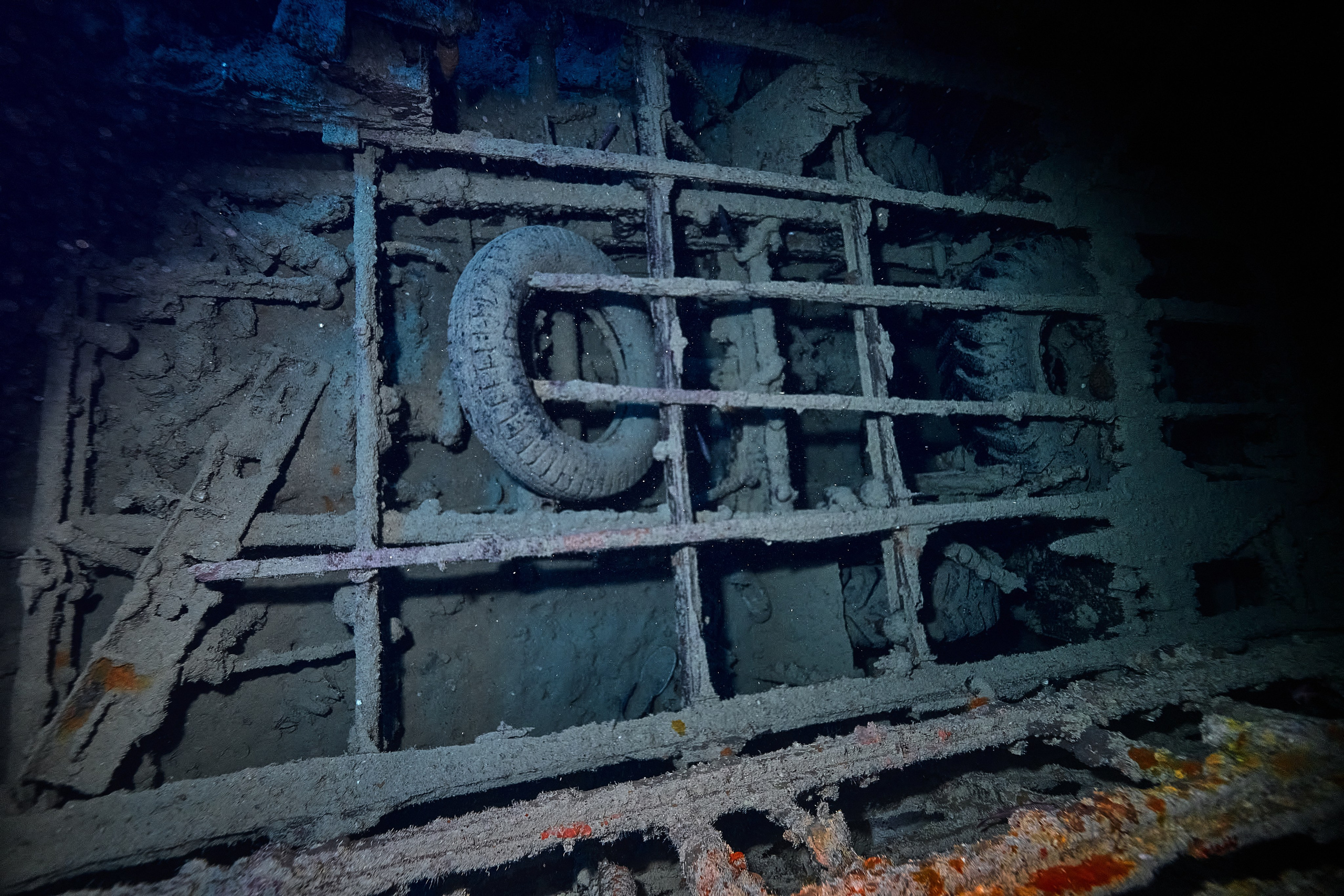 Underwater photographer Andriej Szypilow - photos of the mysterious SS Thistlegorm - sunken ship in the red sea