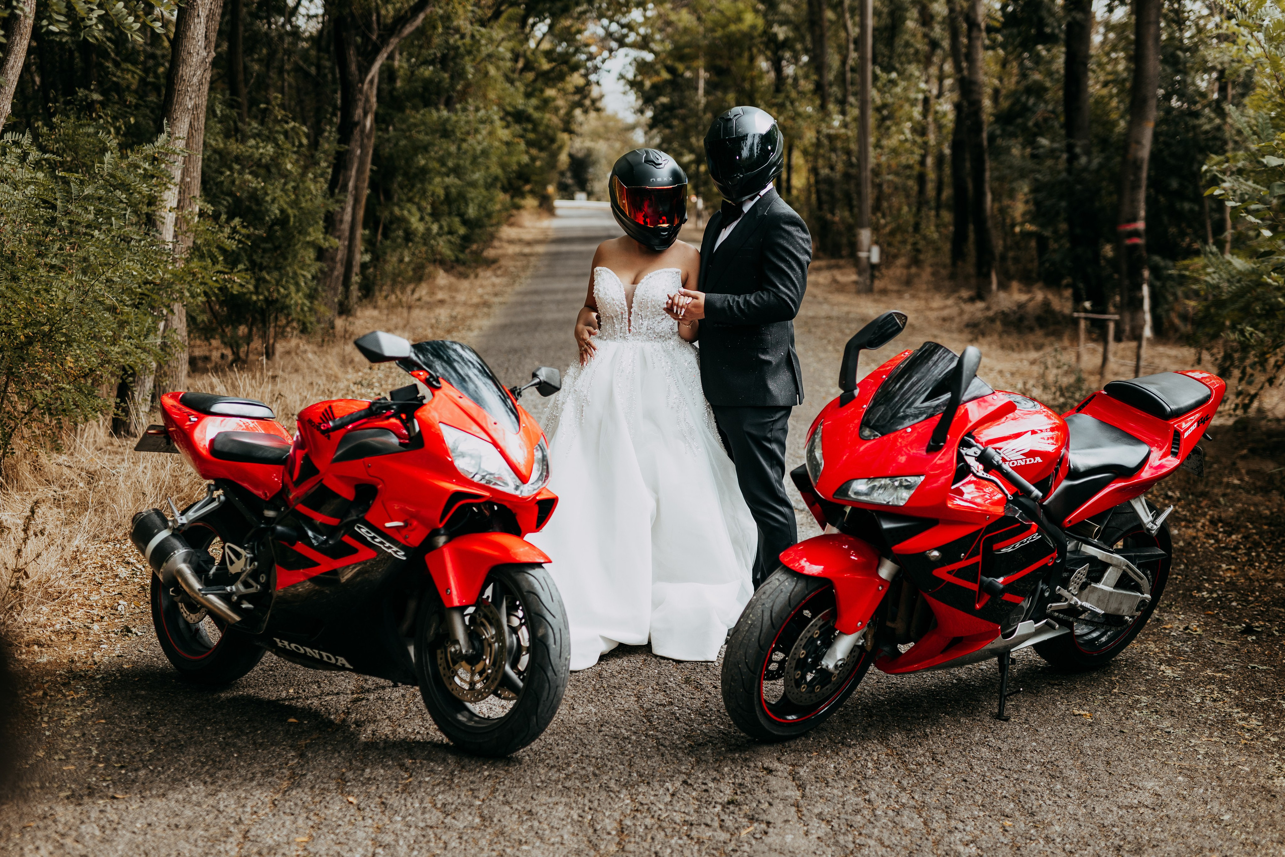 Trash the Dress cu motocicliști — ședință foto de poveste. Lucian Dedeu — Fotograf de nuntă și eveniment