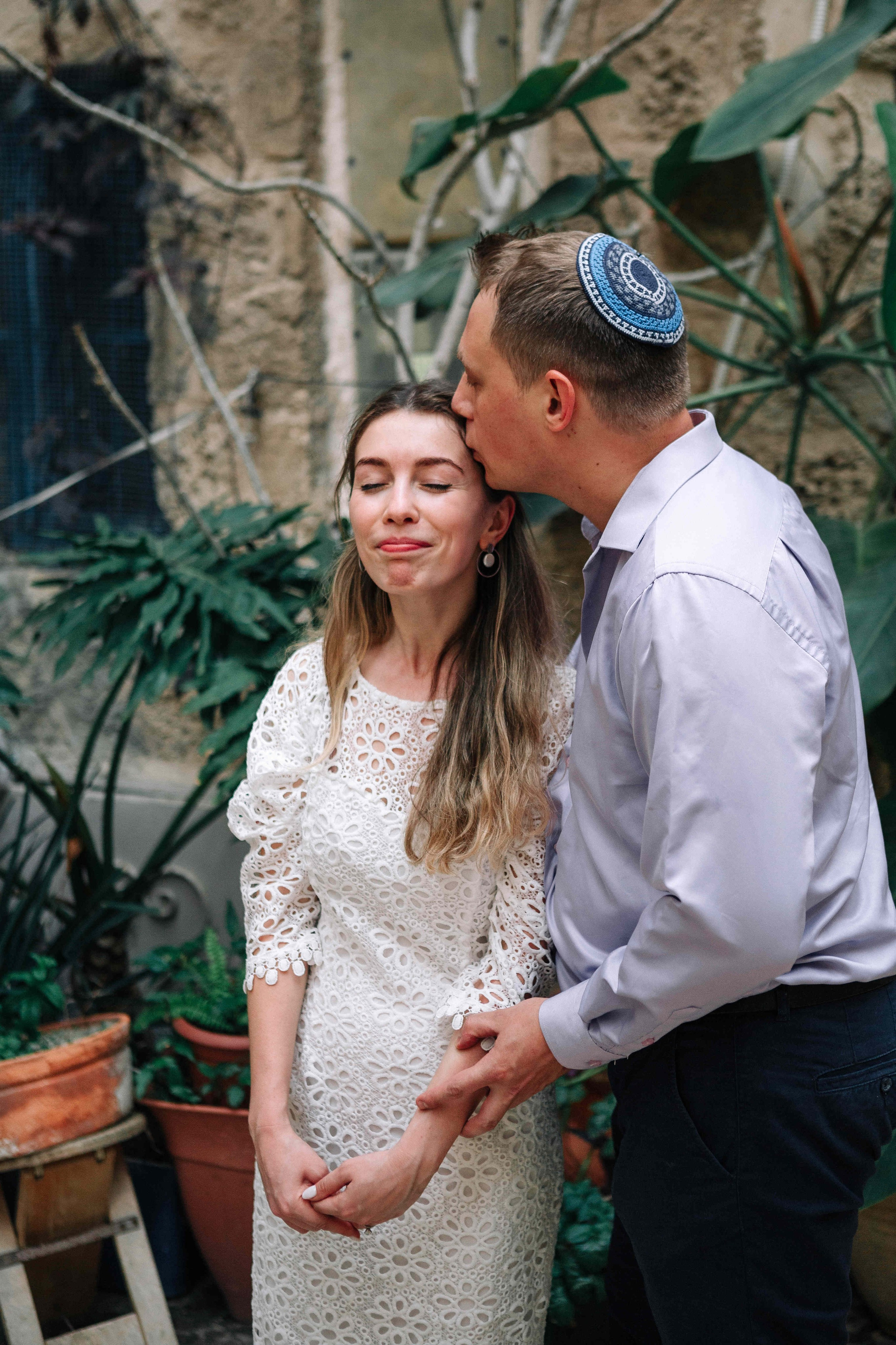 LOVERS IN JAFFO. PHOTOGRAPHER IN ISRAEL