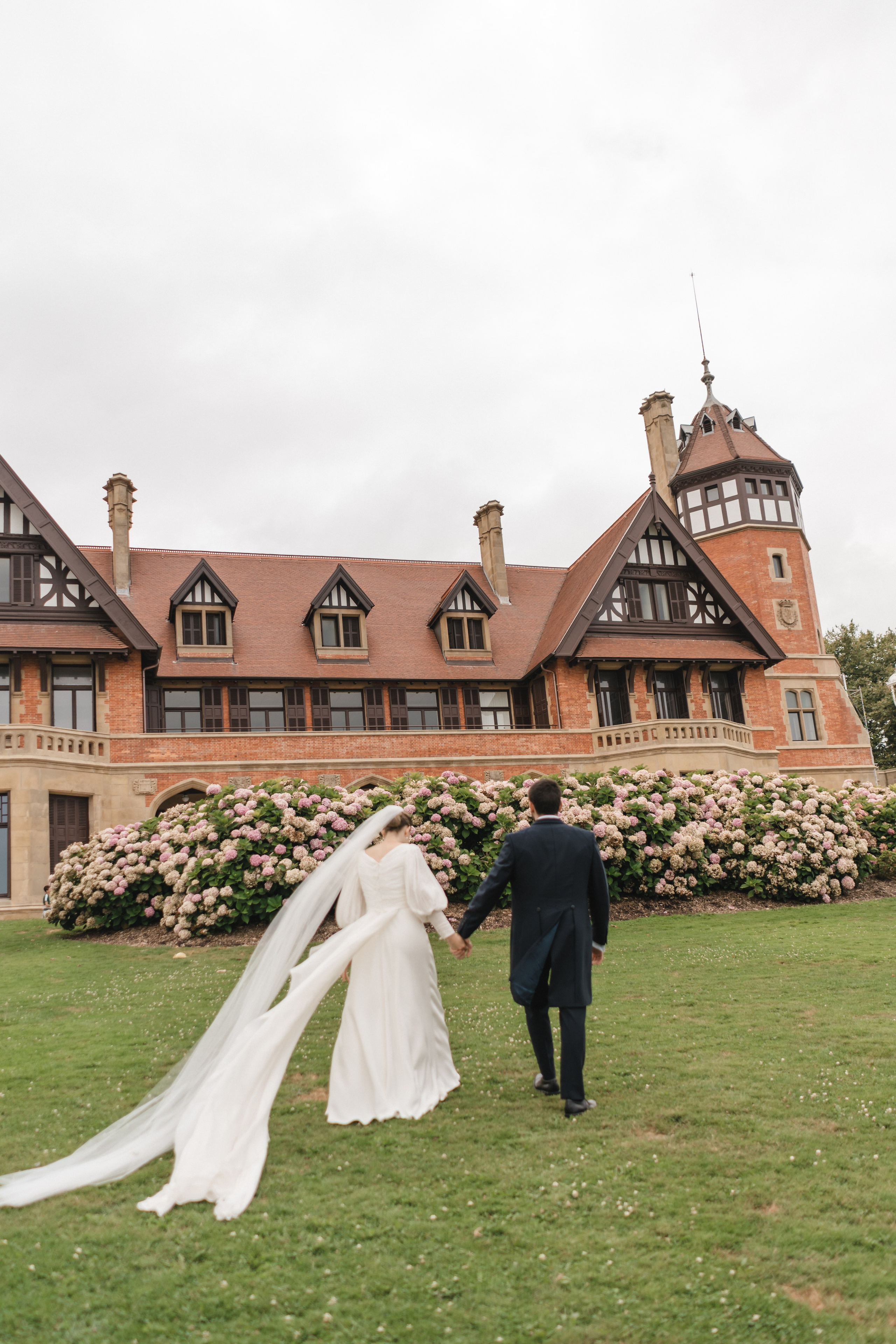 Elegancia y alegría familiar. Boda de Andrés y Lucía en San Sebastián. Holigood foto y video reportaje de bodas en San Sebastián y Europa