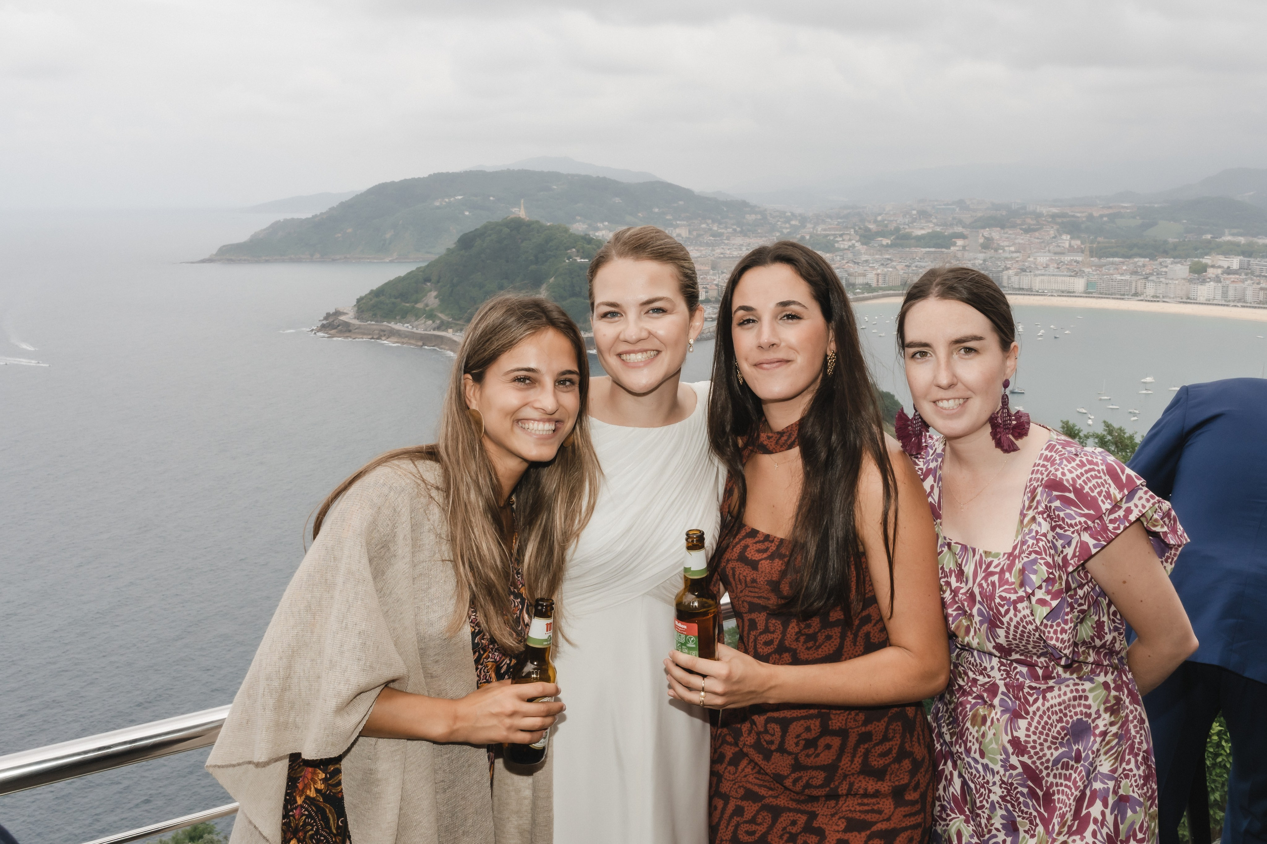 Elegancia y alegría familiar. Boda de Andrés y Lucía en San Sebastián. Holigood foto y video reportaje de bodas en San Sebastián y Europa
