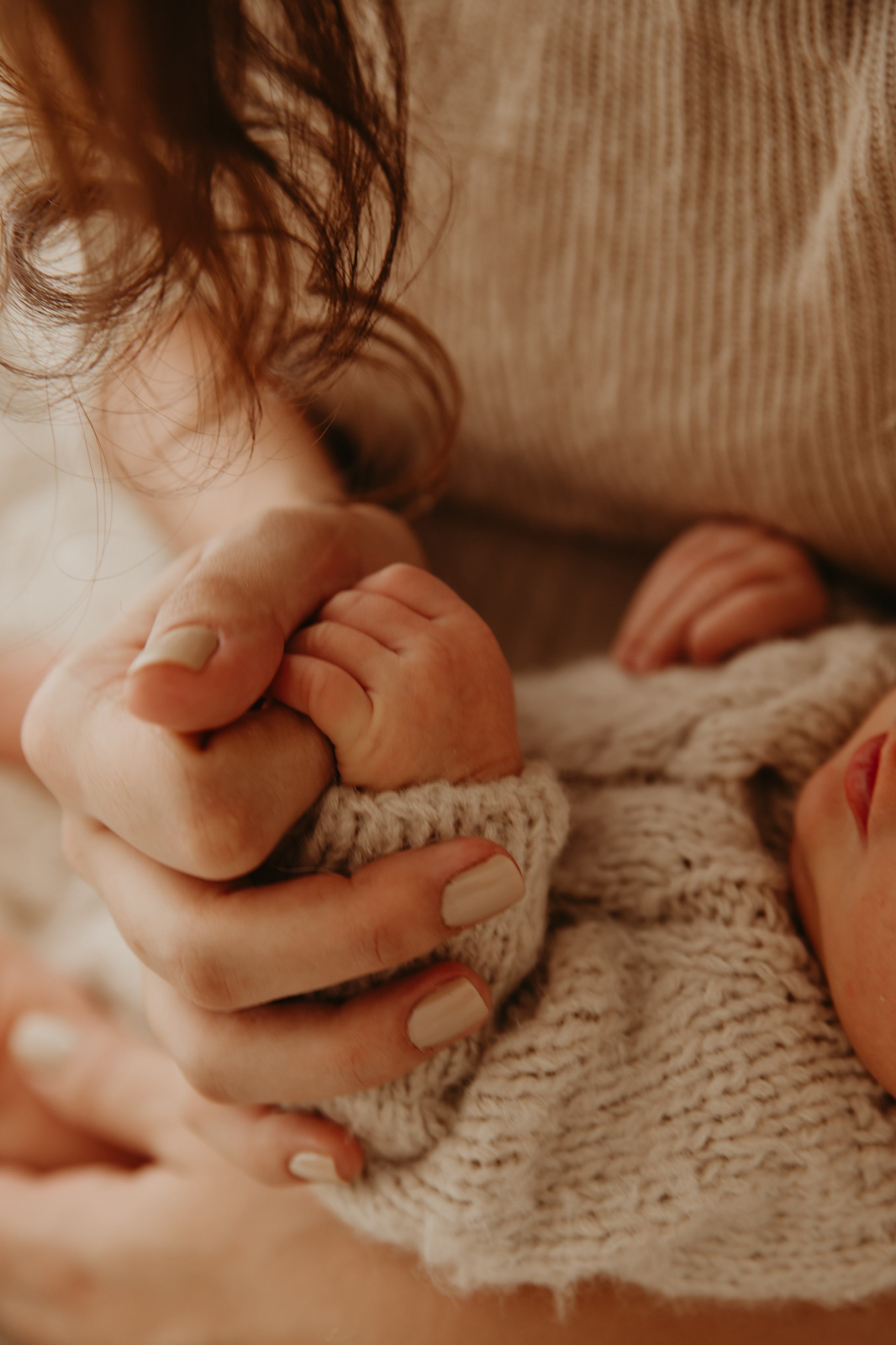 detalhe das mãos do recém-nascido em ensaio newborn em Sorocaba