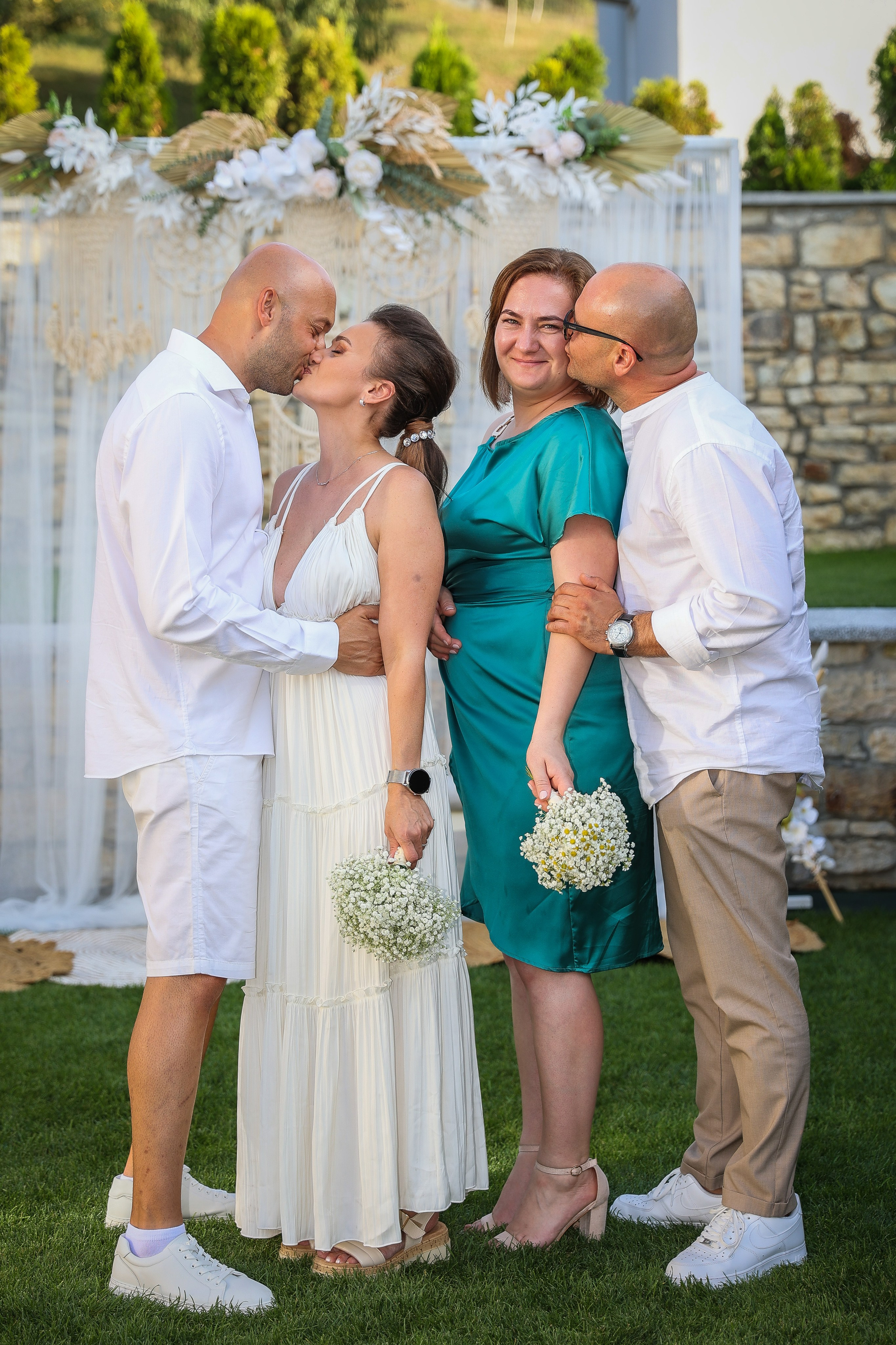 Nunta Cosmin și Simona de la La Moșu a fost exact genul de eveniment care demonstrează cât de frumoasă poate fi o nuntă în aer liber. Rares Bucur is a professional wedding photographer based in Cluj-Napoca, Romania, specializing in wedding photography