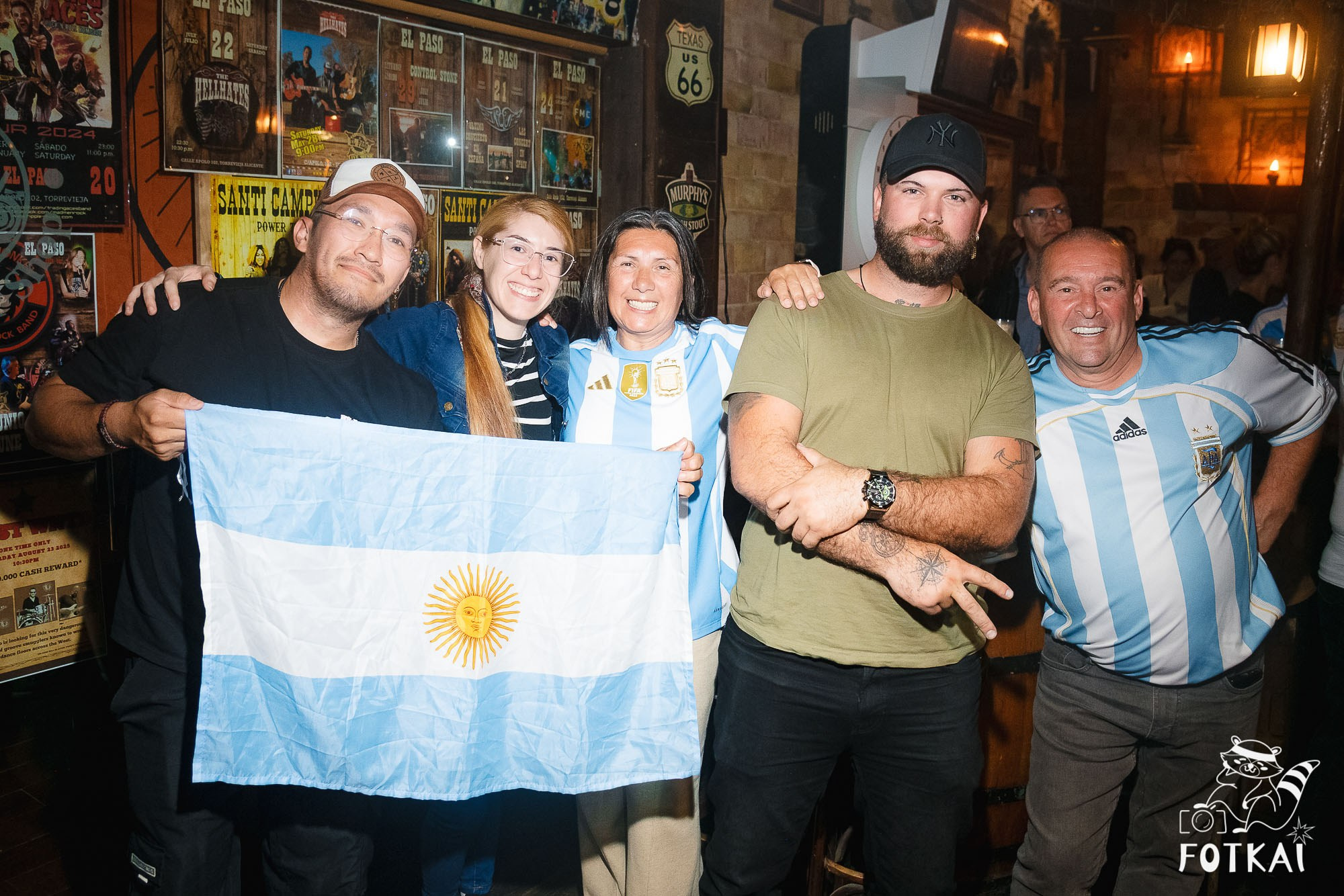 Los Ekilibristas de la Cuerda Floja — Фото с концерта в Торревьехе, 2026 | FOTKAI