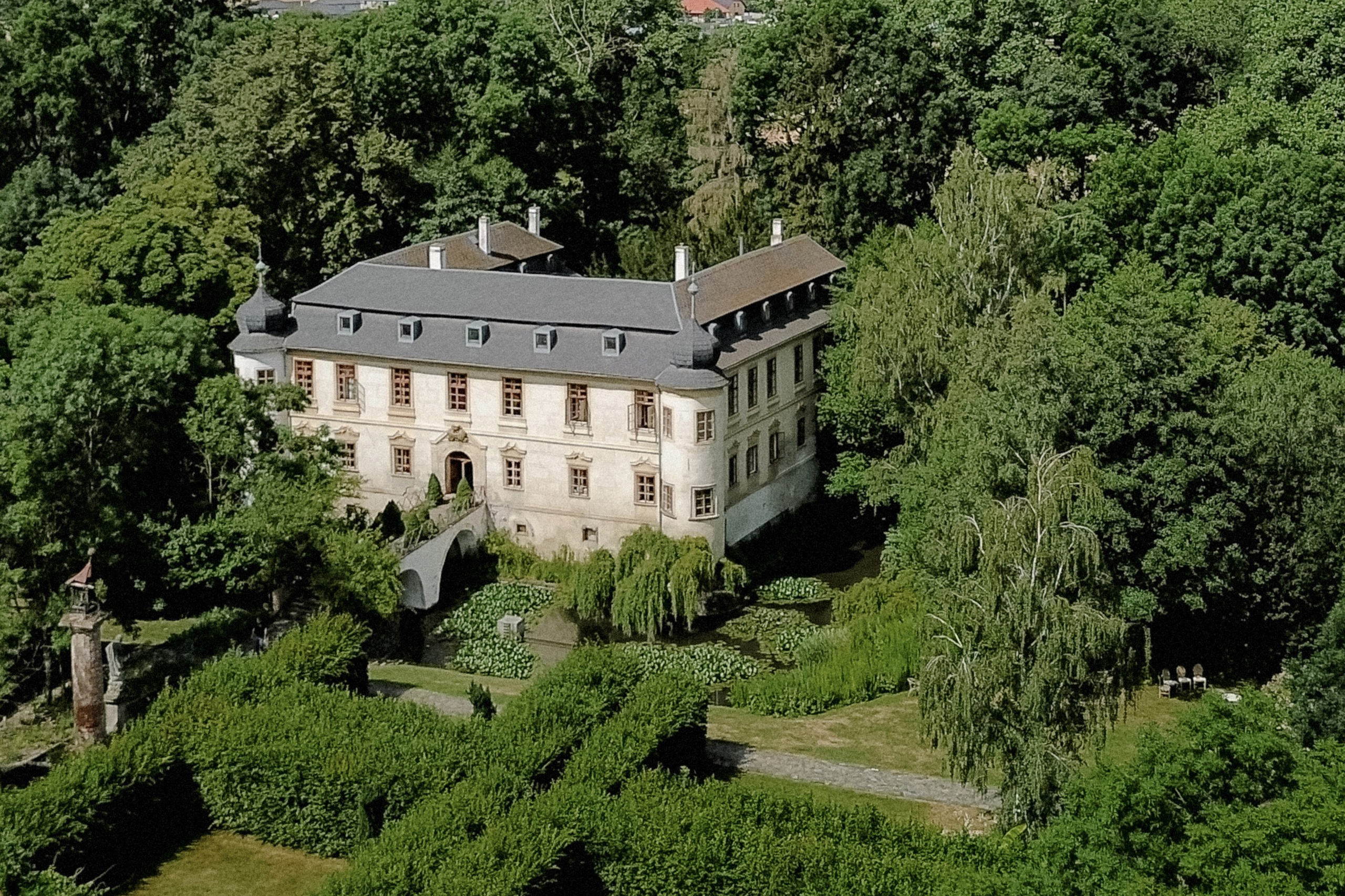 Vintage Wedding at Château Třebešice | RAW Studio Wedding Photography. Raw Studio: Capturing Elegant weddings accross Europe