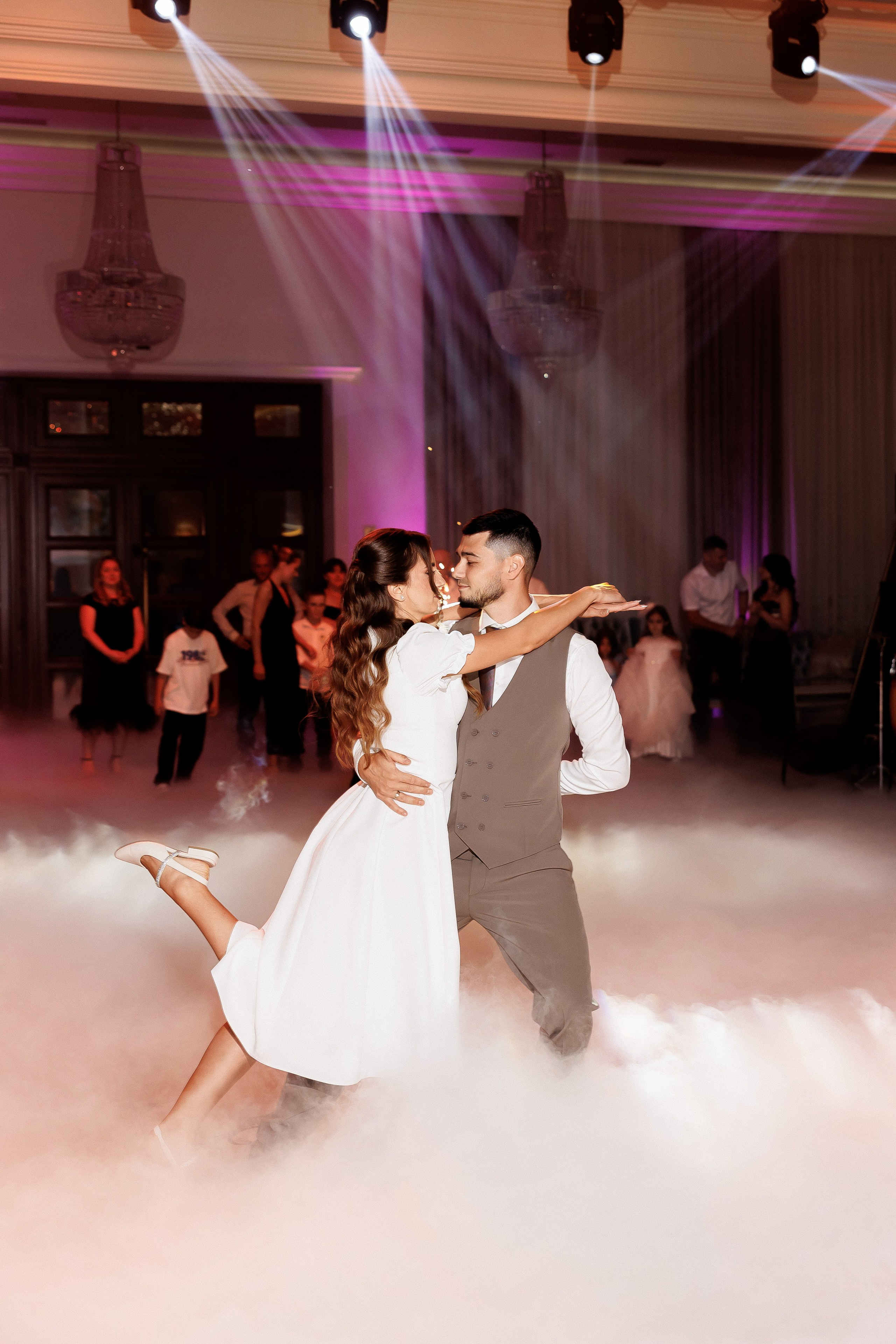 Eugen & Livia — Grand Elysee — Wedding Day. Servicii Foto și Video 067188353