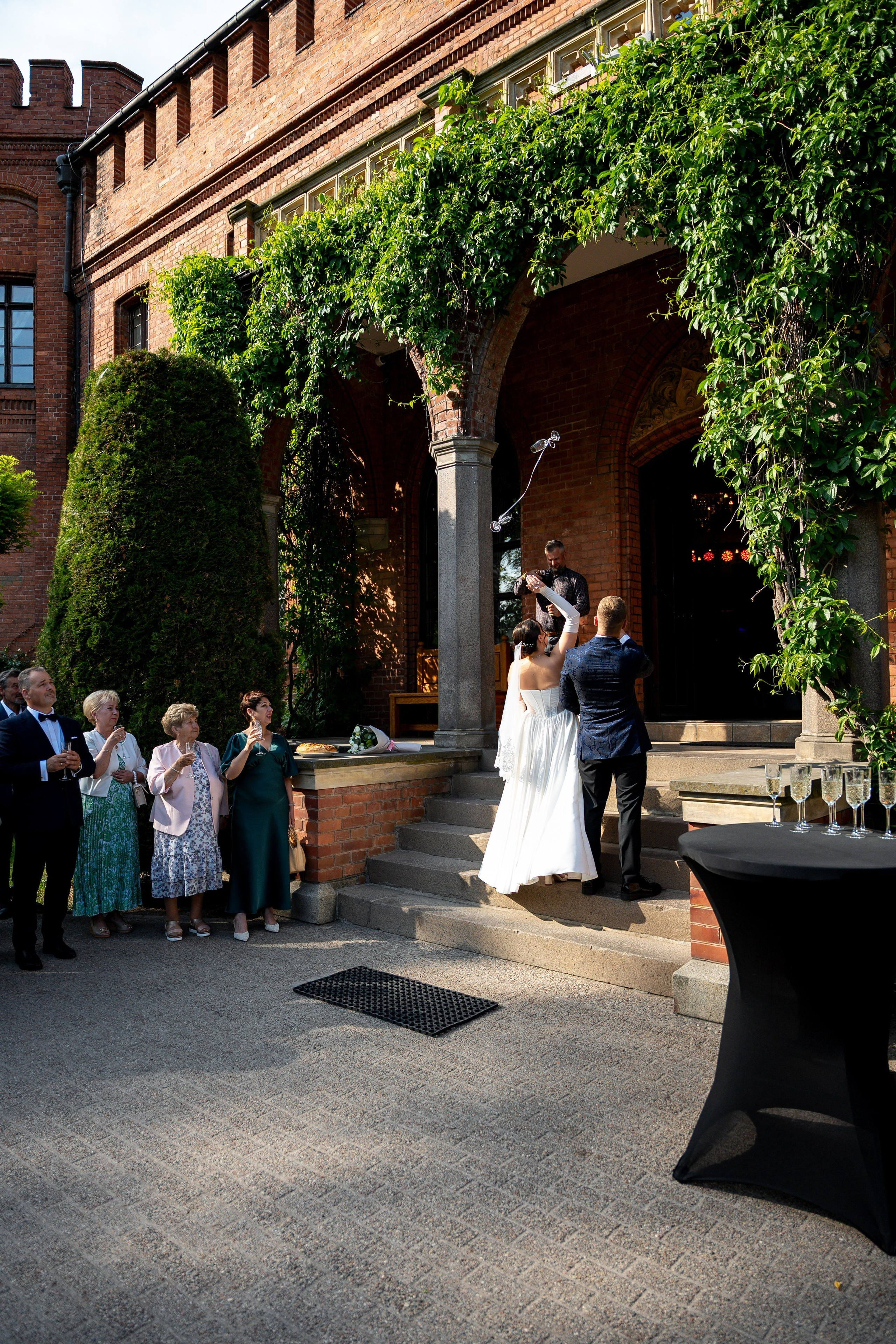E&N: Zamek w Rzucewie. SL Wedding Photo — Editorial, Elegant & Timeless Wedding Photography in Poland and Across Europe