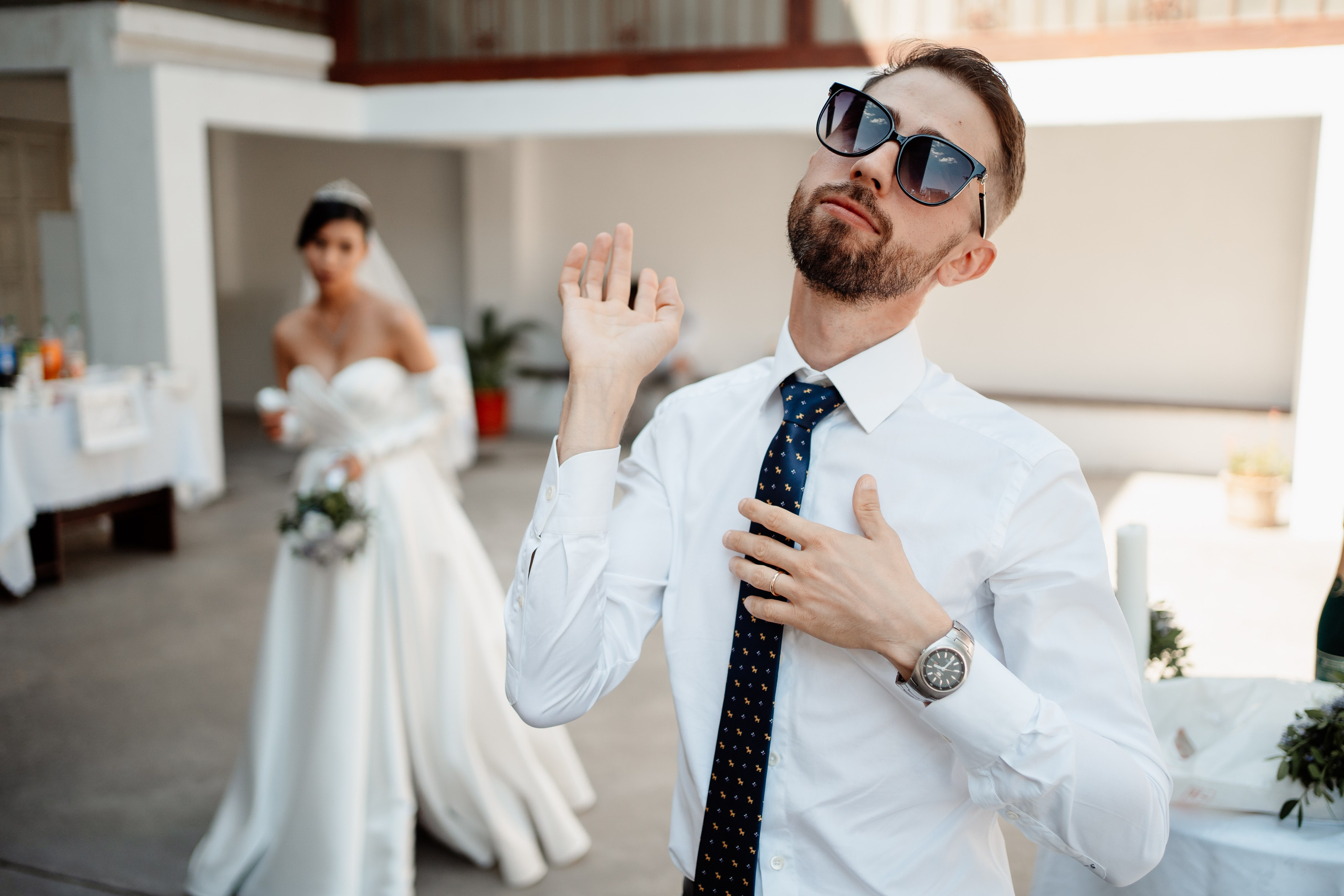 Moment emoționant între miri în ziua nunții, surprins într-un cadru natural și romantic, in Bucuresti. Fotografie de nuntă profesională, editată artistic pentru a evidenția emoția și eleganța evenimentului.