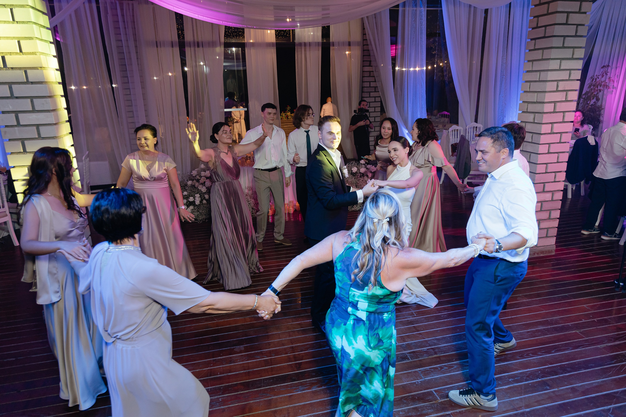 Thomas & Suyumbika. Главная