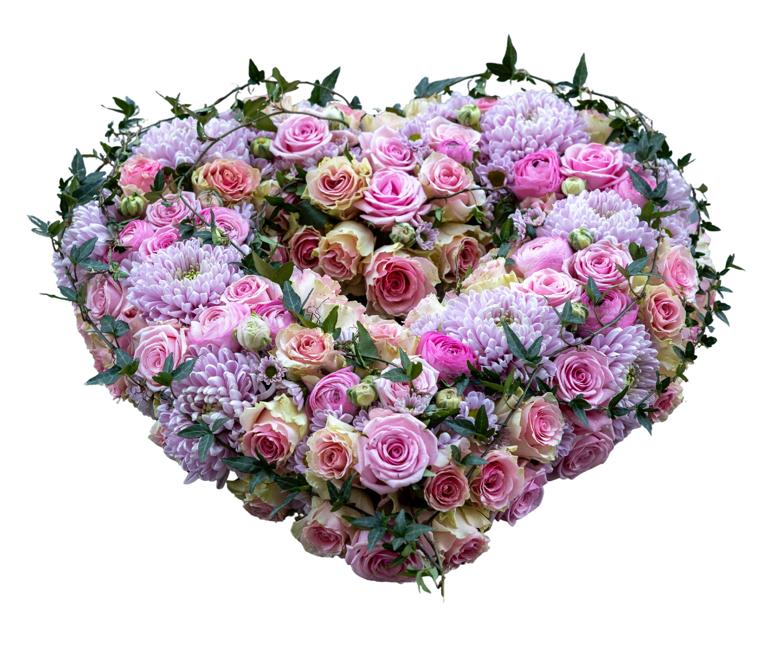Håndlavet blomsterhjerte med lyserøde roser, gerbera og nelliker. En personlig sidste hilsen, der udtrykker kærlighed, respekt og taknemmelighed.