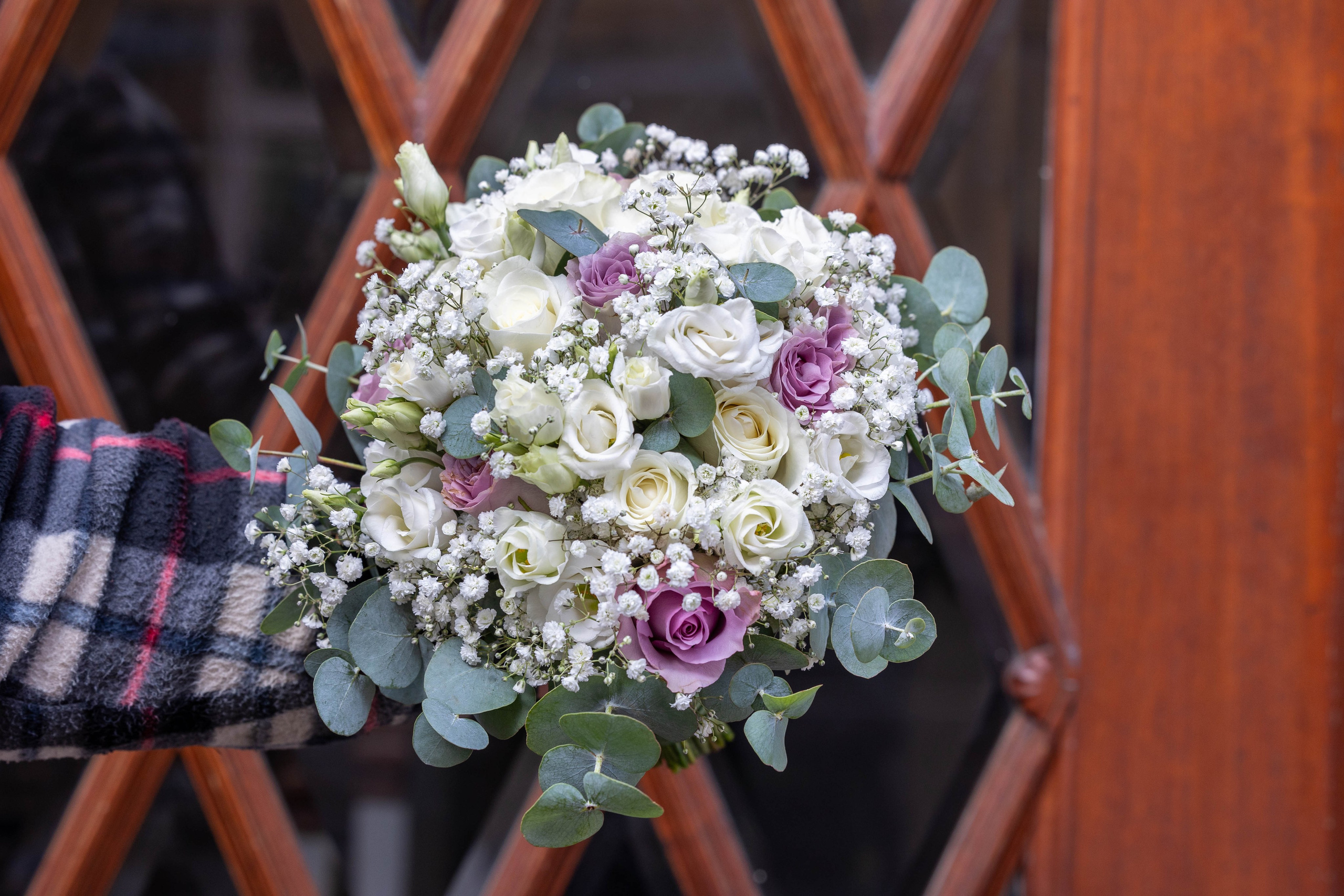 En brydebuket er ikke bare et tilbehør, det er det vigtigste smykke til en brud. Den symboliserer skønhed, kærlighed og håb for fremtiden. Lad vores brydebuketter fra Akropolis Blomster være det perfekte udtryk for din store dag. Vælg blandt vores eksklusive udvalg og lad os hjælpe med at gøre dit bryllup endnu mere mindeværdigt.