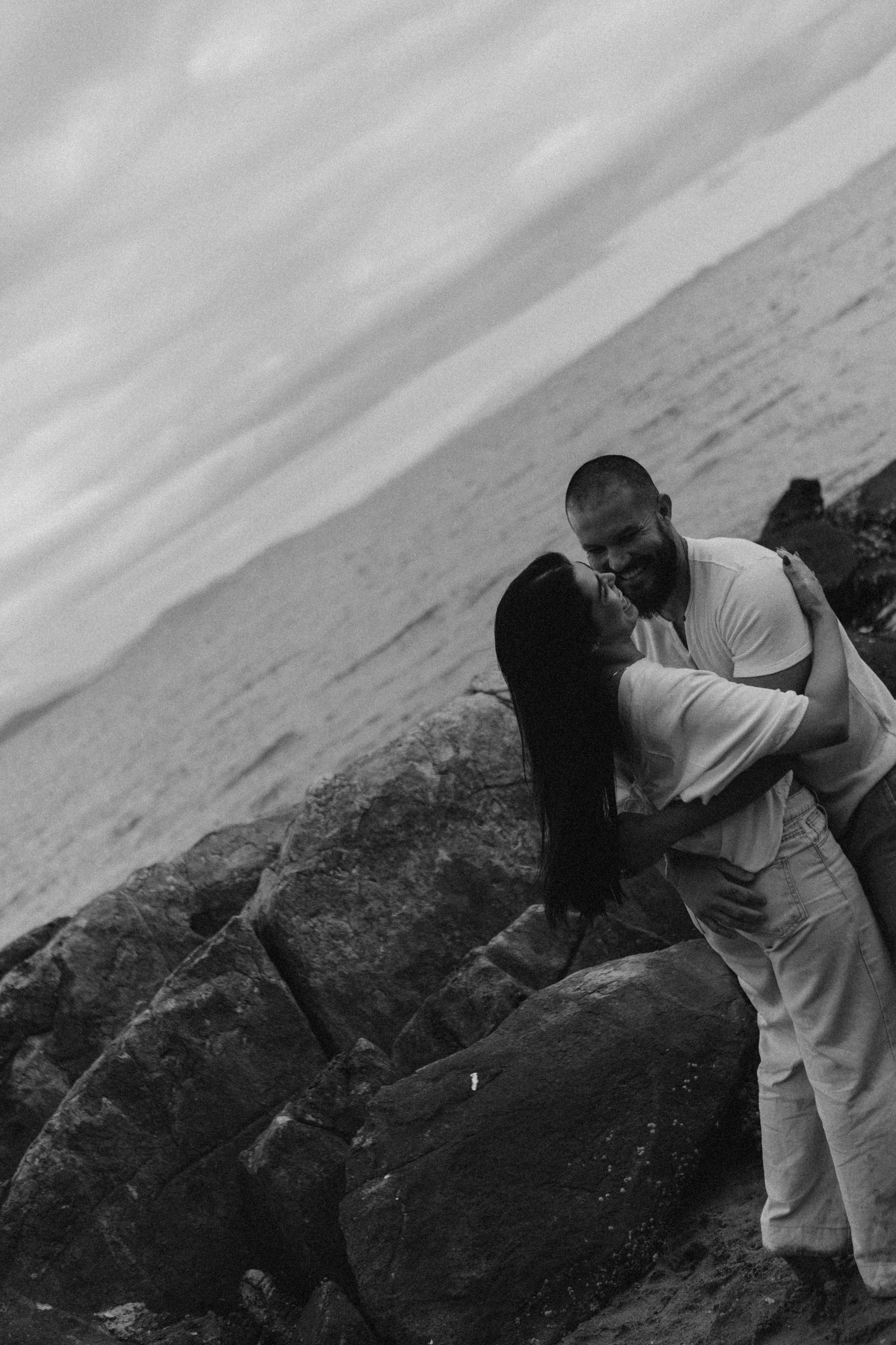 família abraçada em ensaio externo com luz natural em Sorocaba