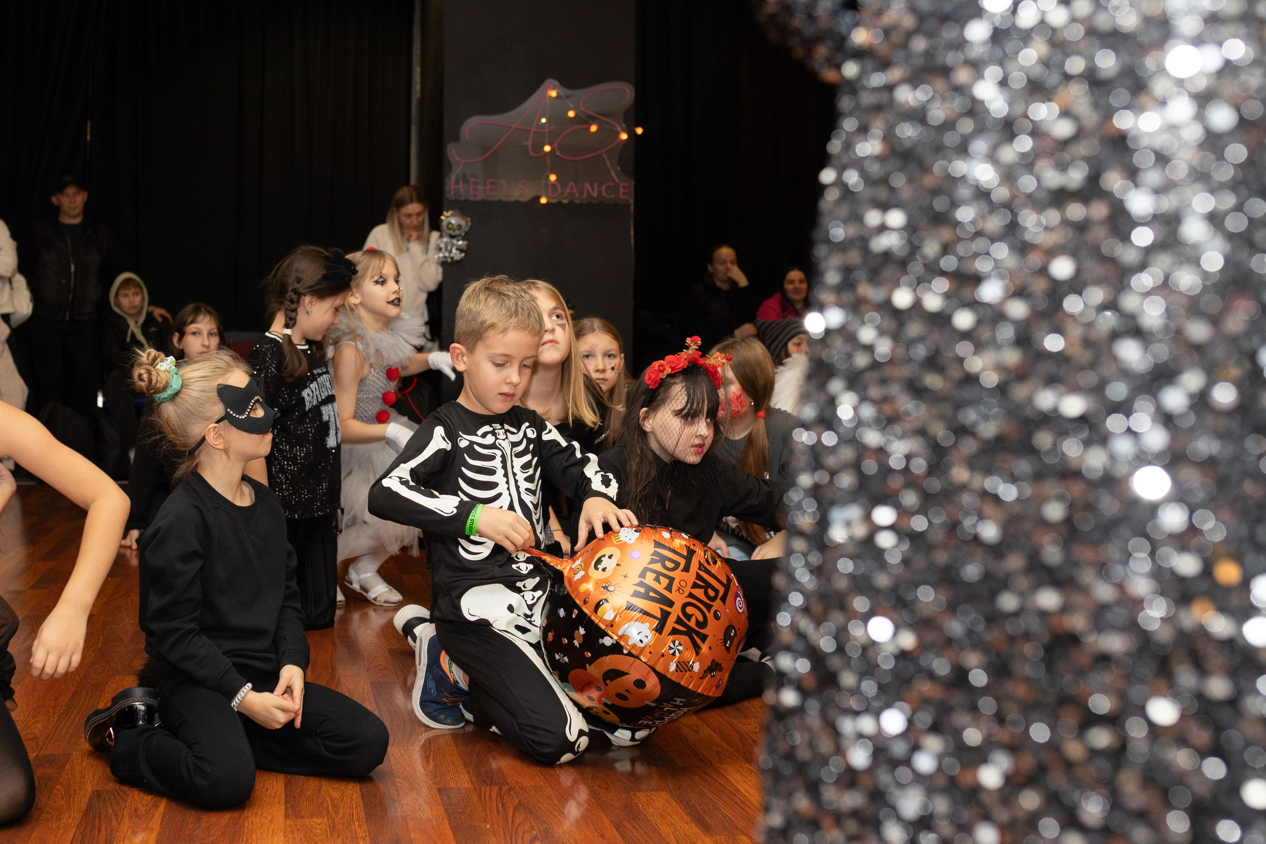 Leo dance studio Helloween 2025. Семейный и детский фотограф в Варшаве Мила Бобровская