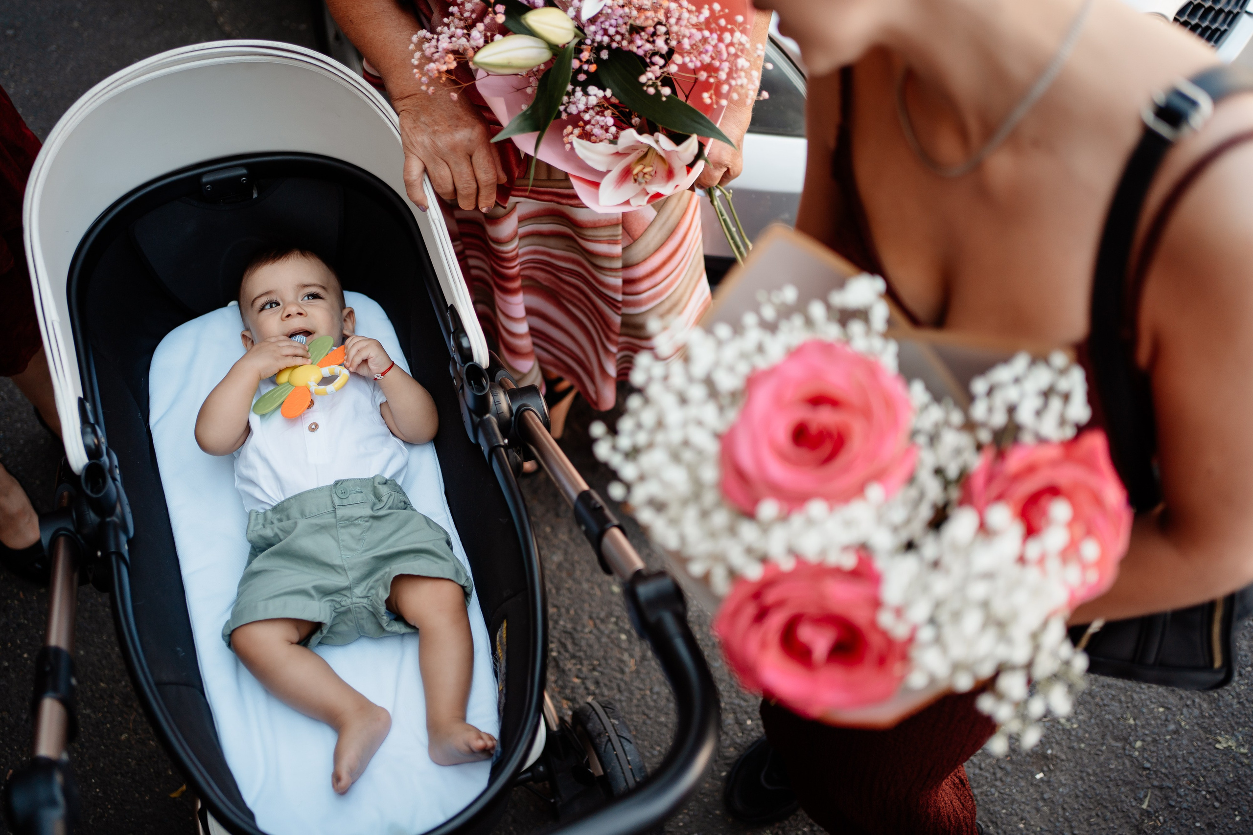 Moment emoționant între miri în ziua nunții, surprins într-un cadru natural și romantic, in Bucuresti. Fotografie de nuntă profesională, editată artistic pentru a evidenția emoția și eleganța evenimentului.