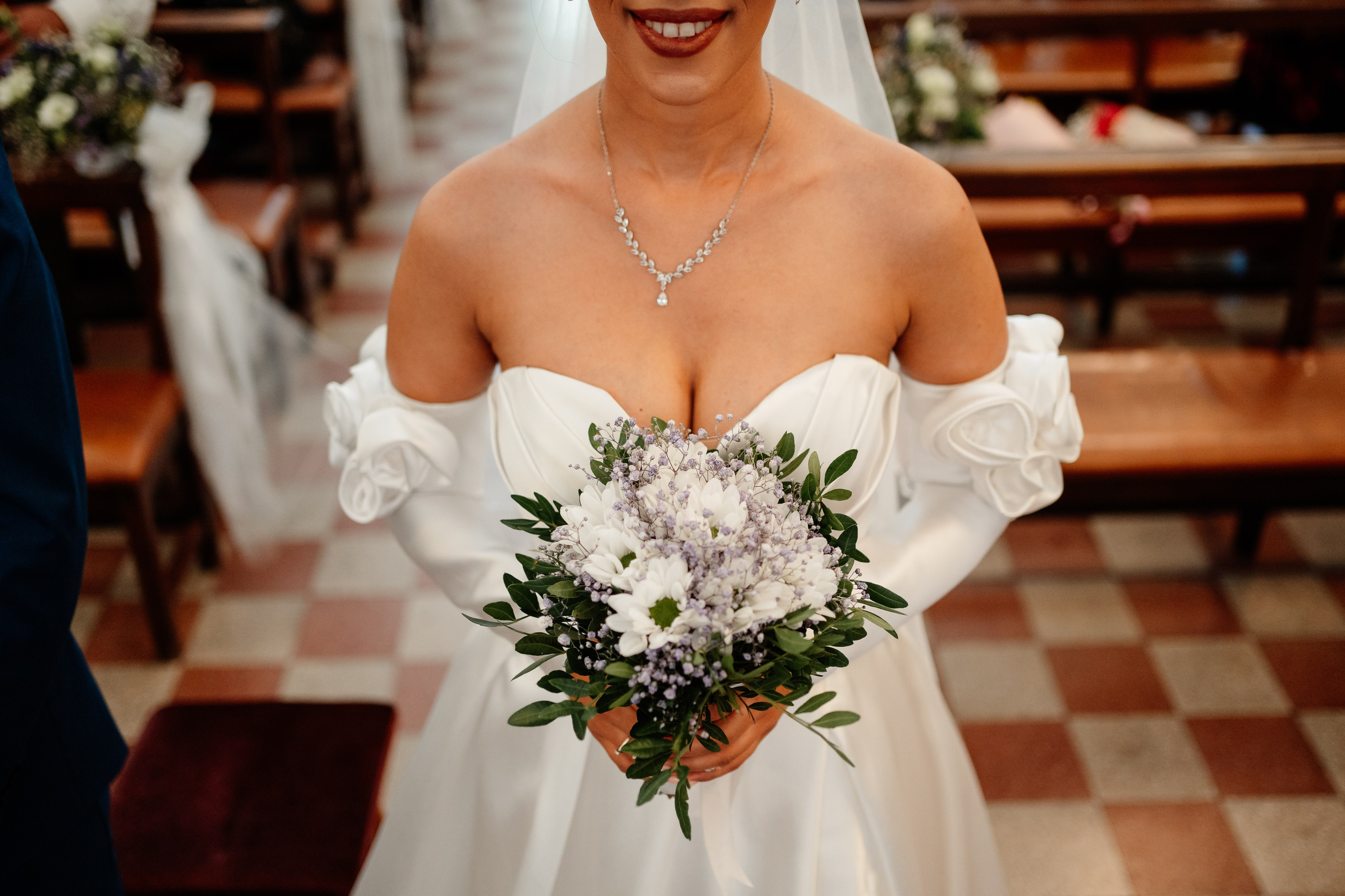 Moment emoționant între miri în ziua nunții, surprins într-un cadru natural și romantic, in Bucuresti. Fotografie de nuntă profesională, editată artistic pentru a evidenția emoția și eleganța evenimentului.