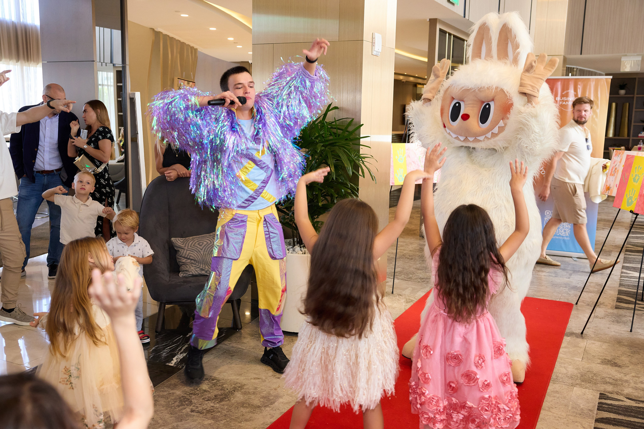 Авторская благотворительная художественная выставка Дианы Бортник. Фотограф Юлия Маковеева