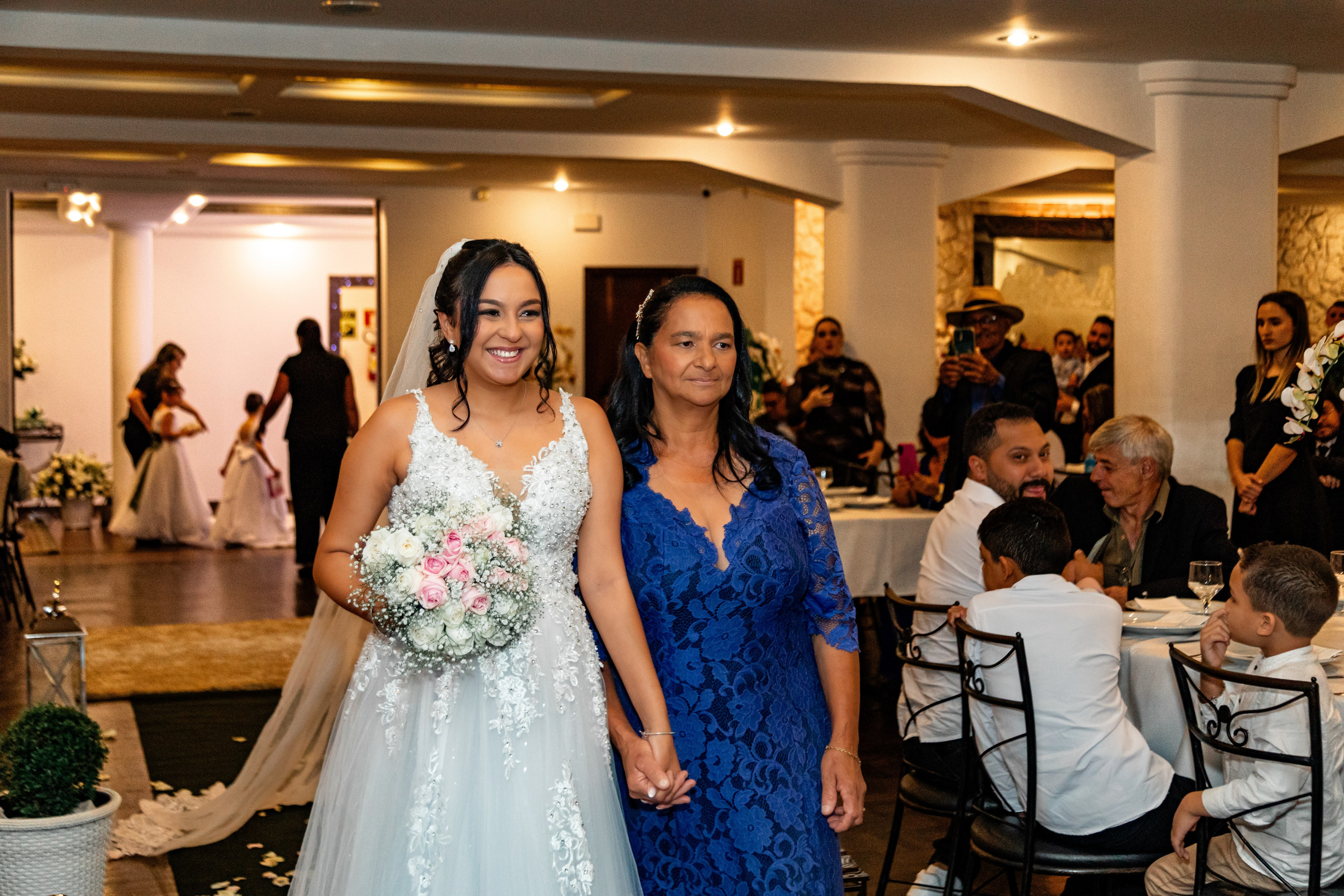 a entrada da noiva com a sua mãe