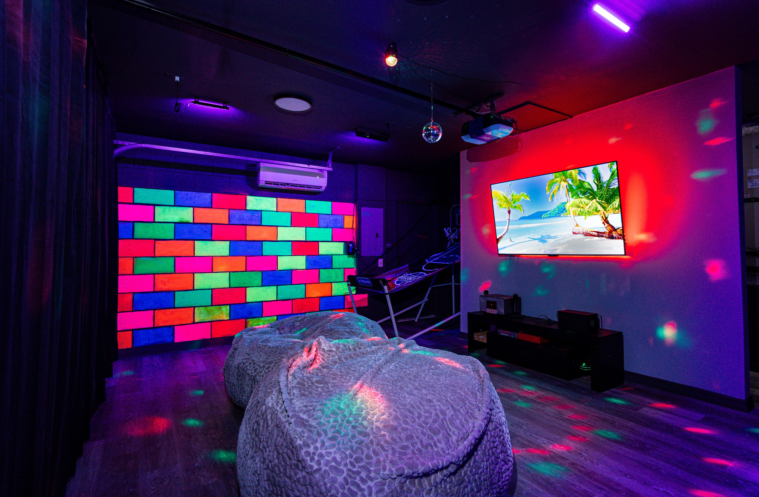 The house is for Rent AirBNB: https://ru.airbnb.com/rooms/1023445326769536774?_set_bev_on_new_domain=1702356155_MDFhNDI0ZDdjMDhj&source_impression_id=p3_1702356155_K3LTjNJeF83QUyI0