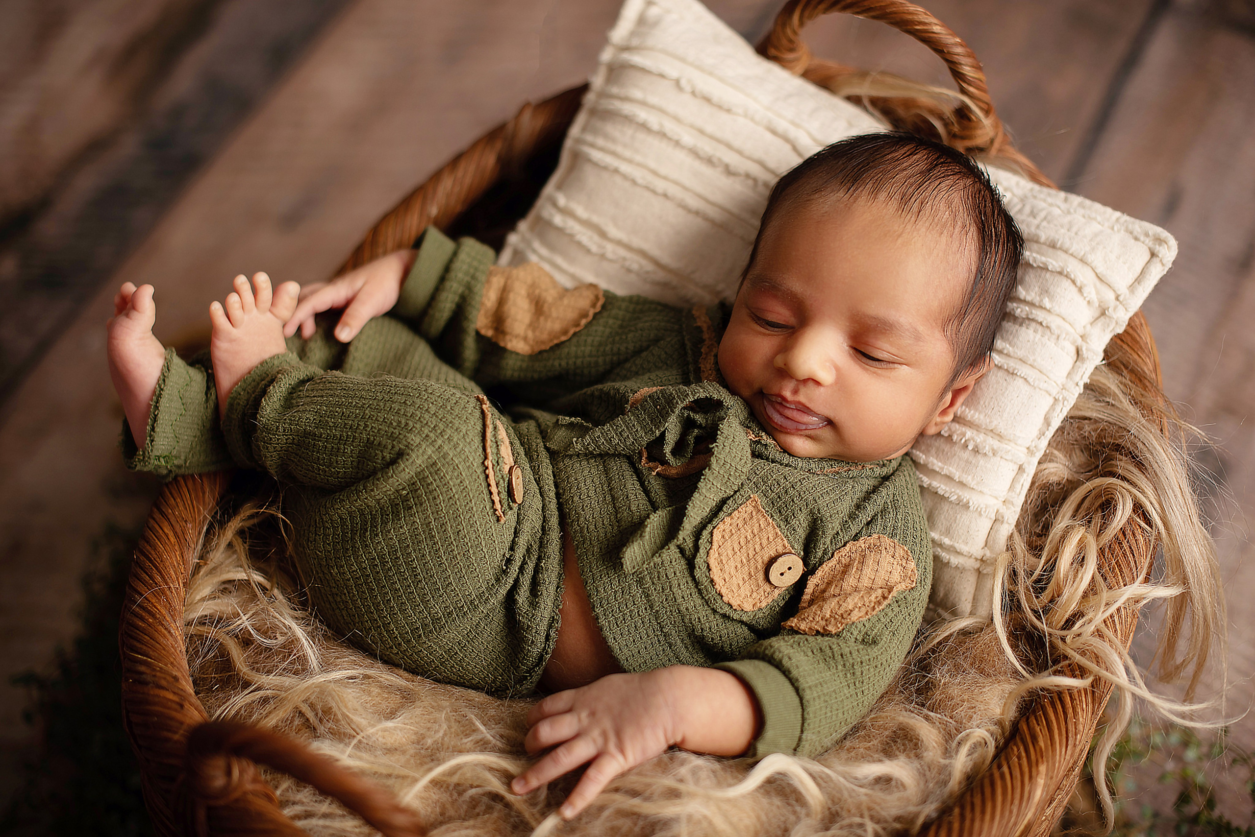 Mr Cute. Newborn, pregnancy, family photographer in New Jersey