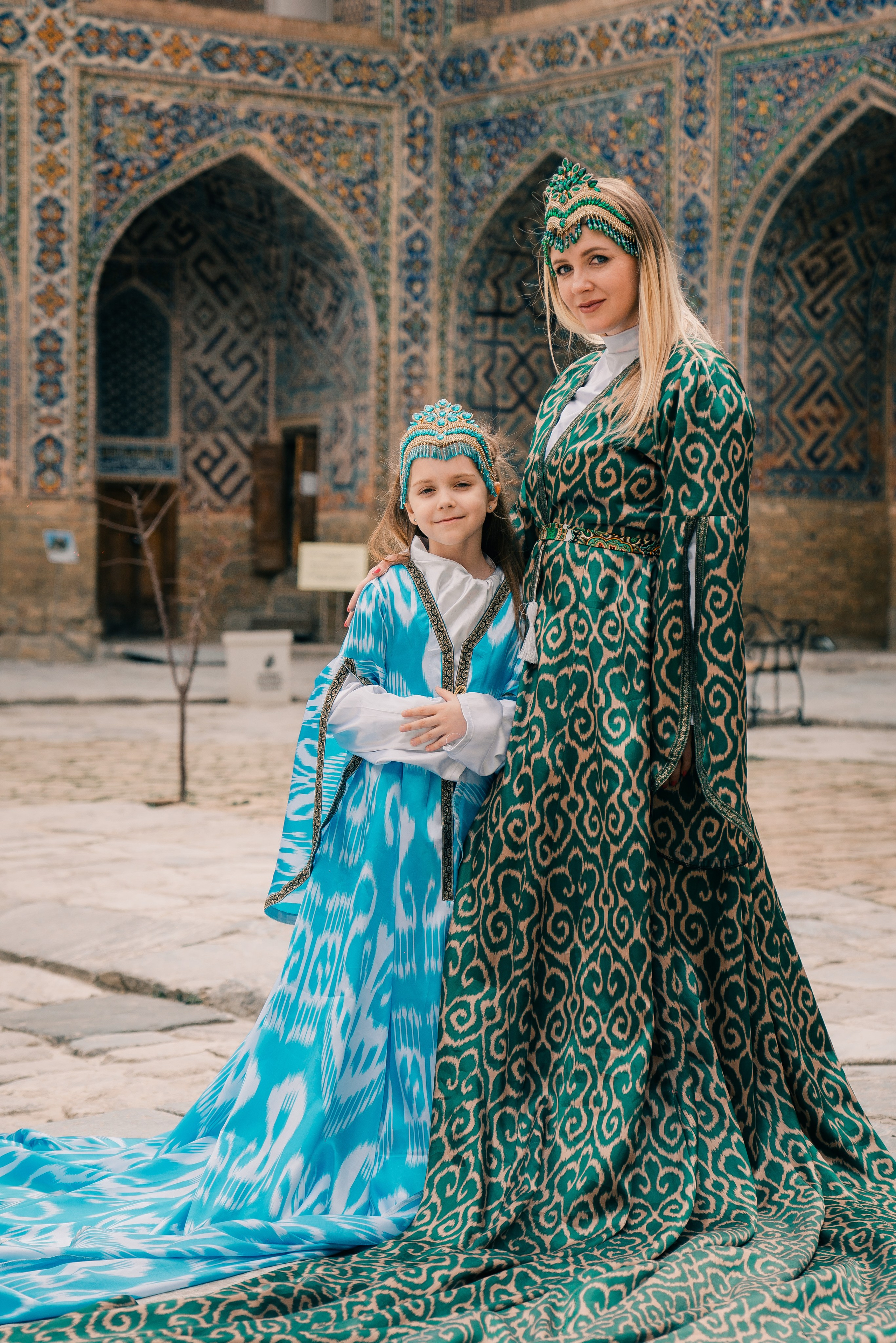 Узбекские этнические костюмы для мамы и дочки