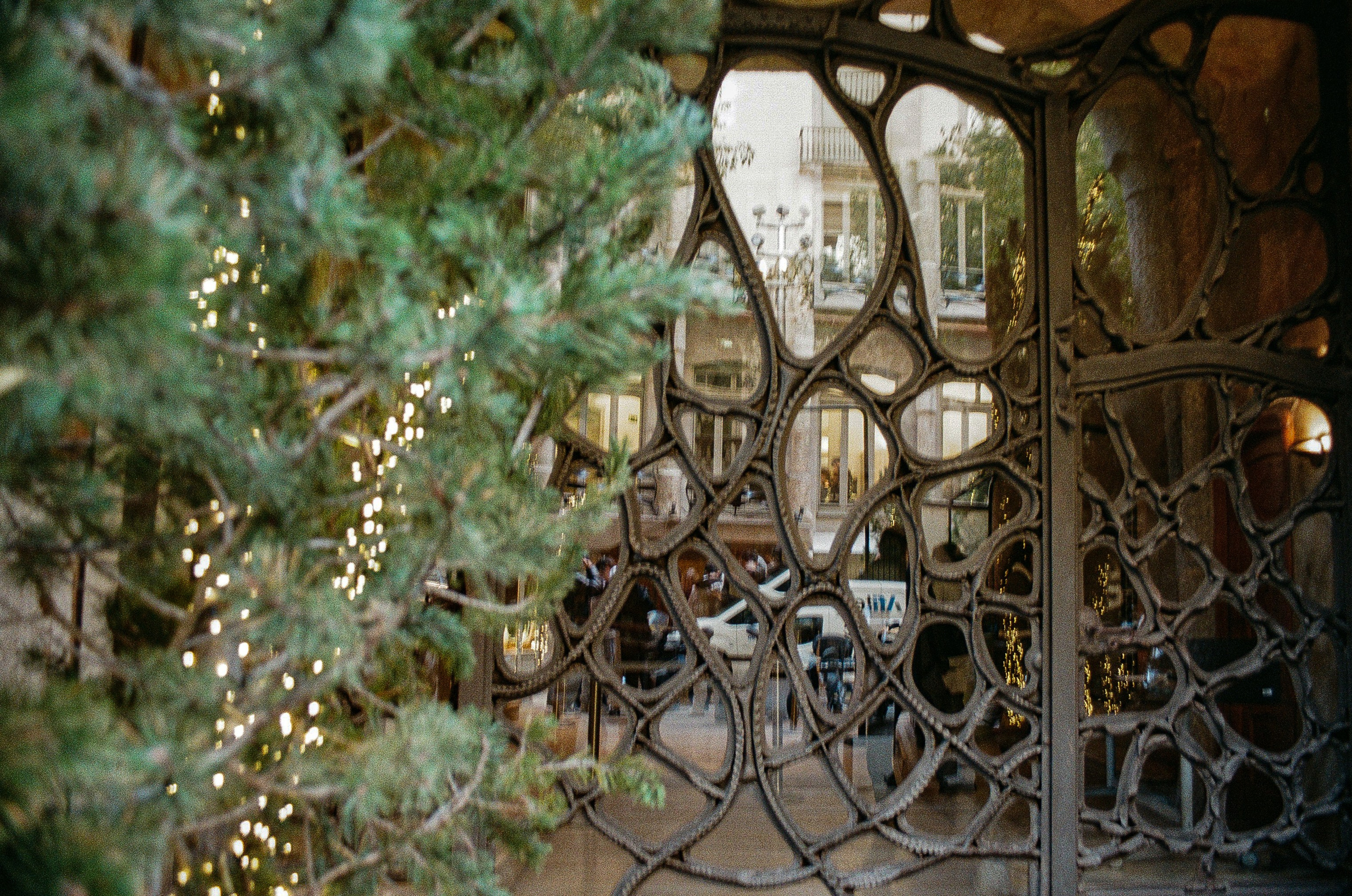 Barcelona — Light, Rhythm and Architecture. Wedding Stories — Professional Wedding Photography & Videography in Germany, Italy, Spain & all across Europe