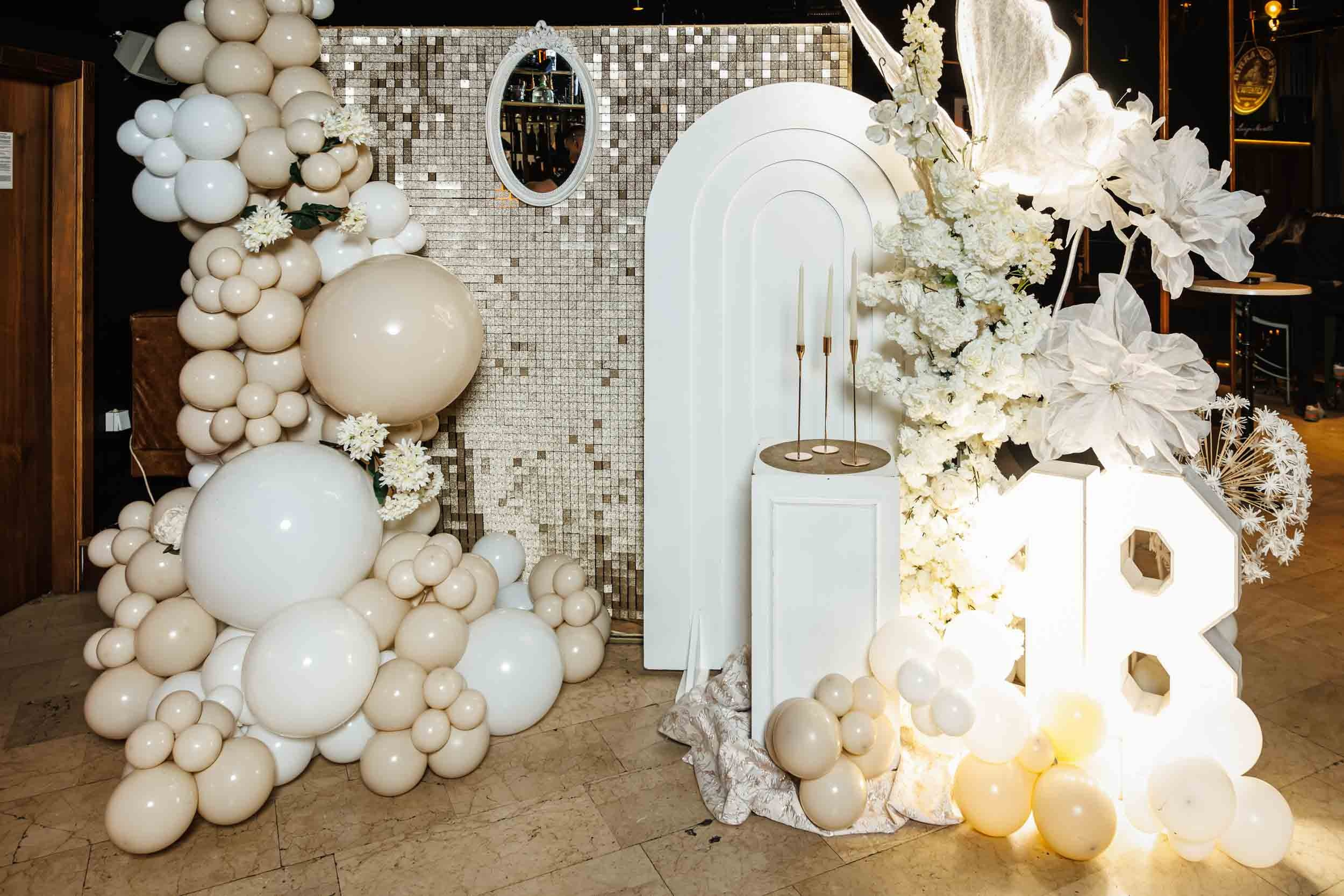 Dekorativni detalji za punoletstvo, profesionalno dekorisan prostor Шећер & Soul Novi Sad.