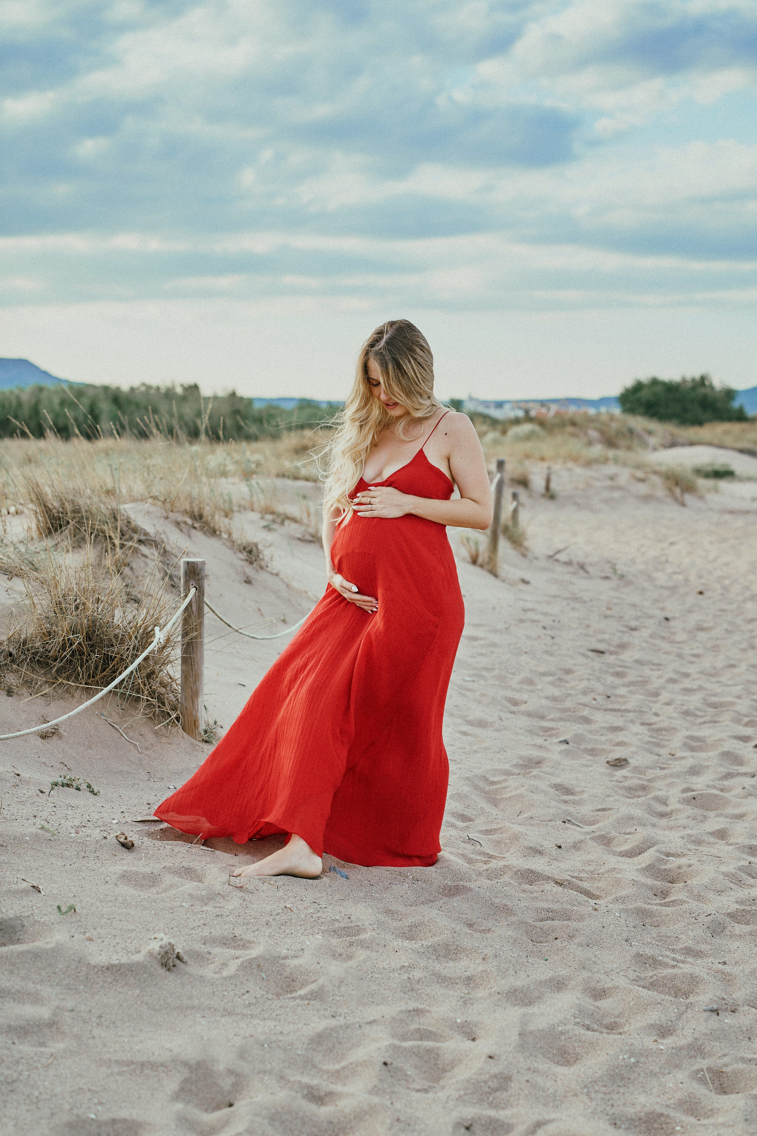 Фотосессия беременности на пляже. Красное платье. Photographer in Barcelona Spain Zhanna Zakharchenko
