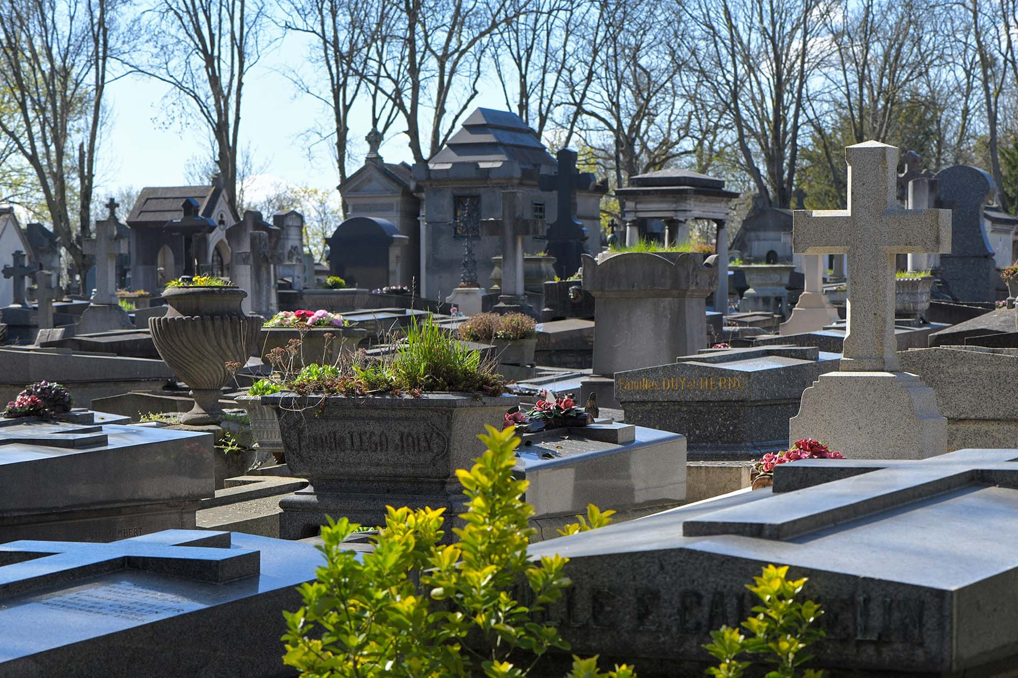 Père Lachaise Cemetery in Paris | Famous Graves & Photography Guide