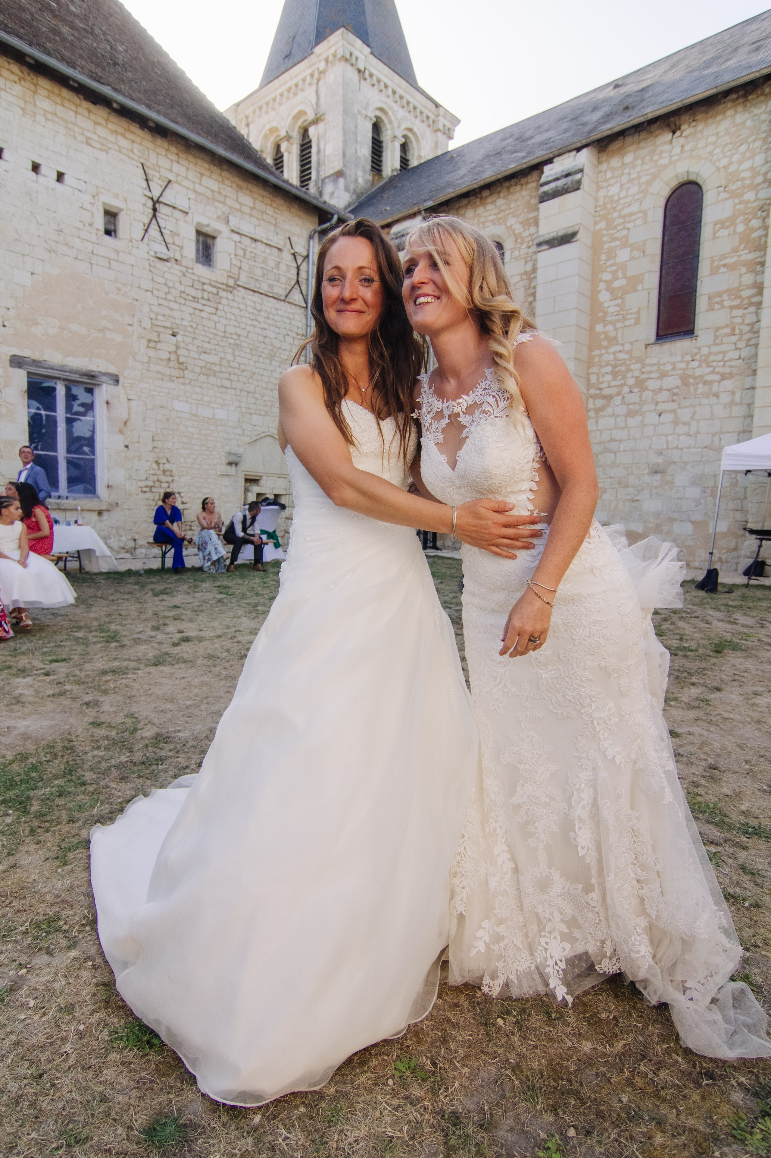 Portrait des mariées devant l’église après un mariage religieux dans la Vienne