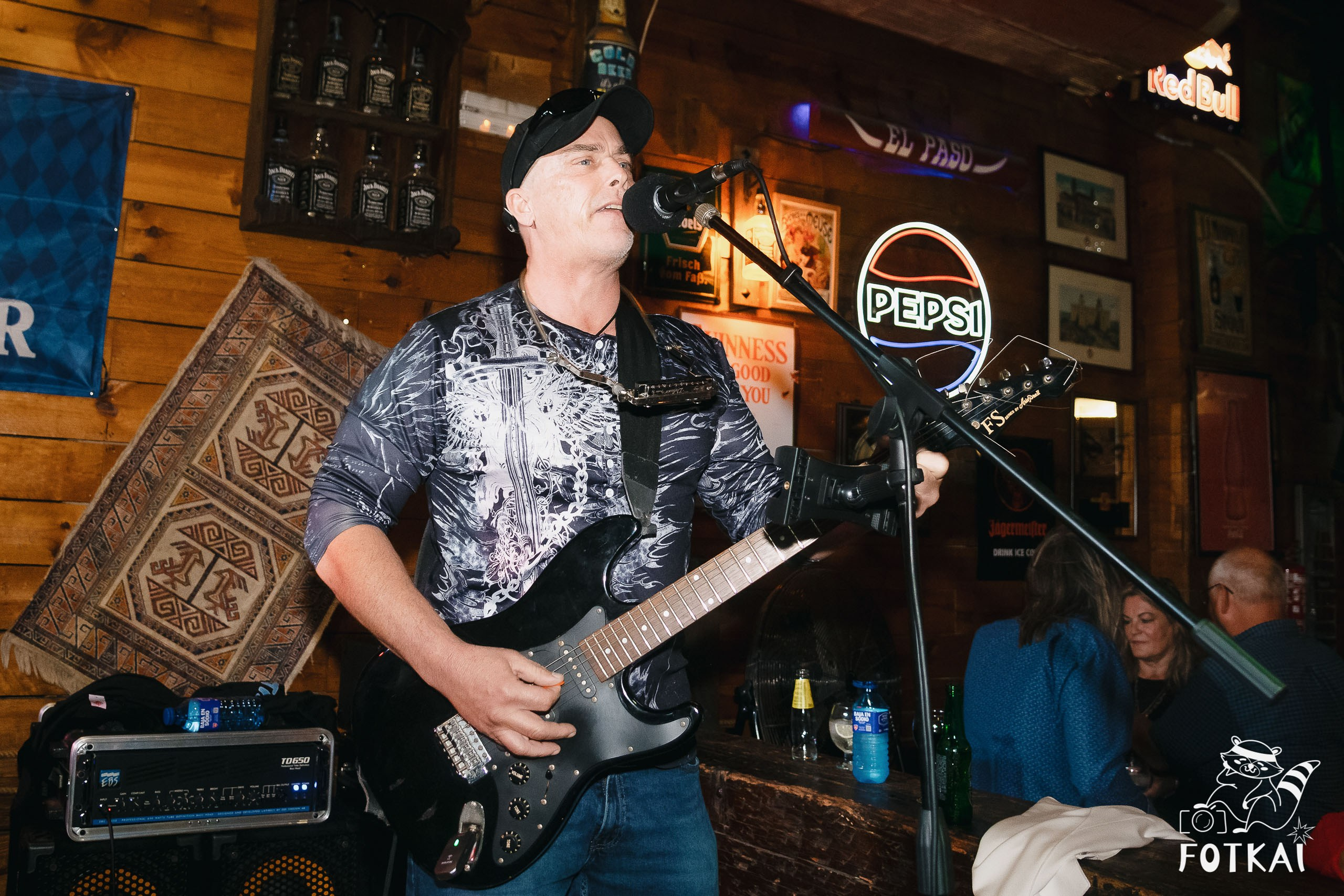 Фоторепортаж JAM Night в El Paso Bar, Torrevieja — живая музыка и атмосфера Коста-Бланки | FOTKAI