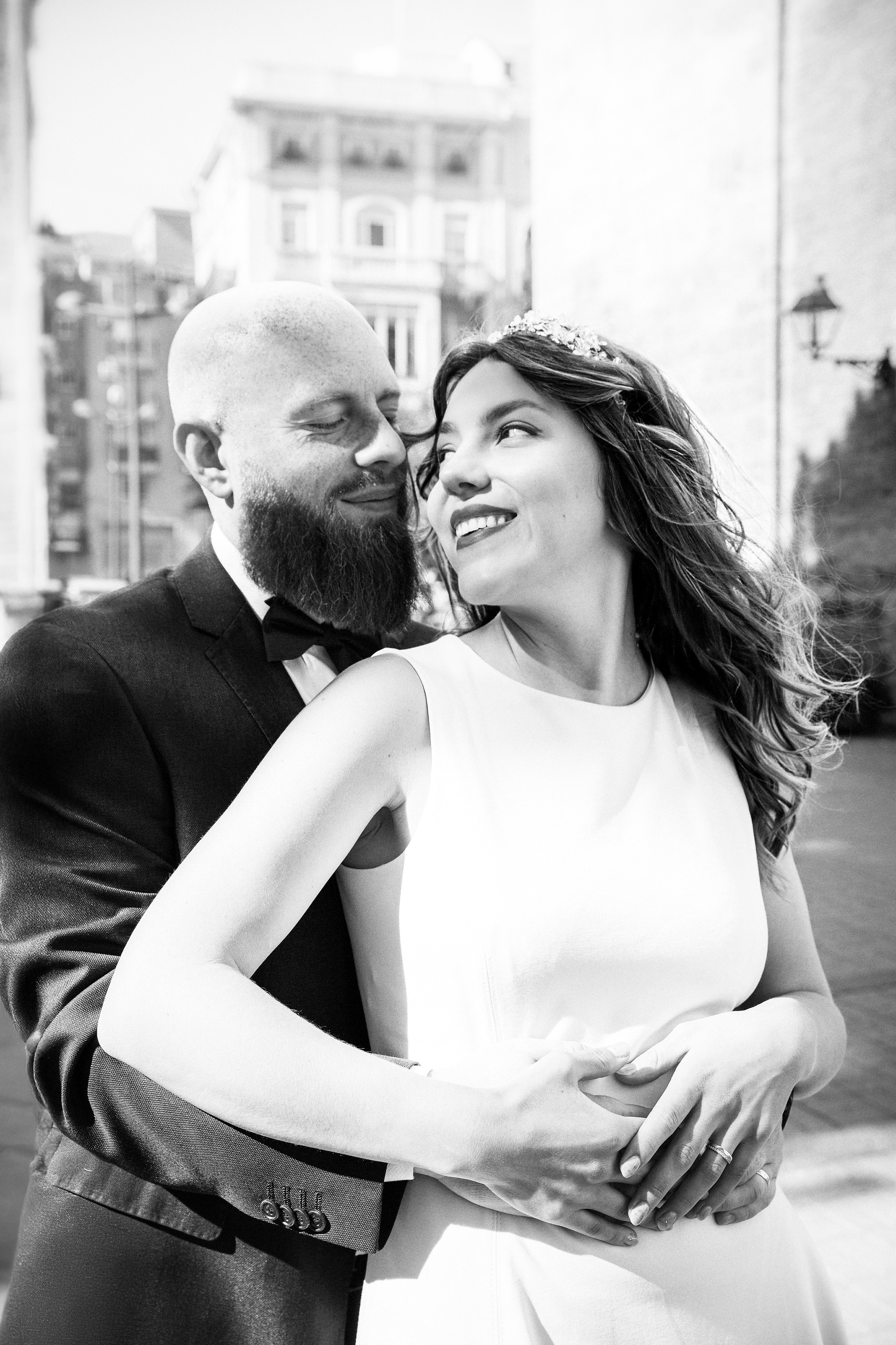 Elegant black and white wedding photo of a couple embracing in Barcelona, Spain — showcasing timeless romance and historic city architecture, perfect for couples searching for classic wedding photoshoots in Barcelona and romantic destinations across Spain.