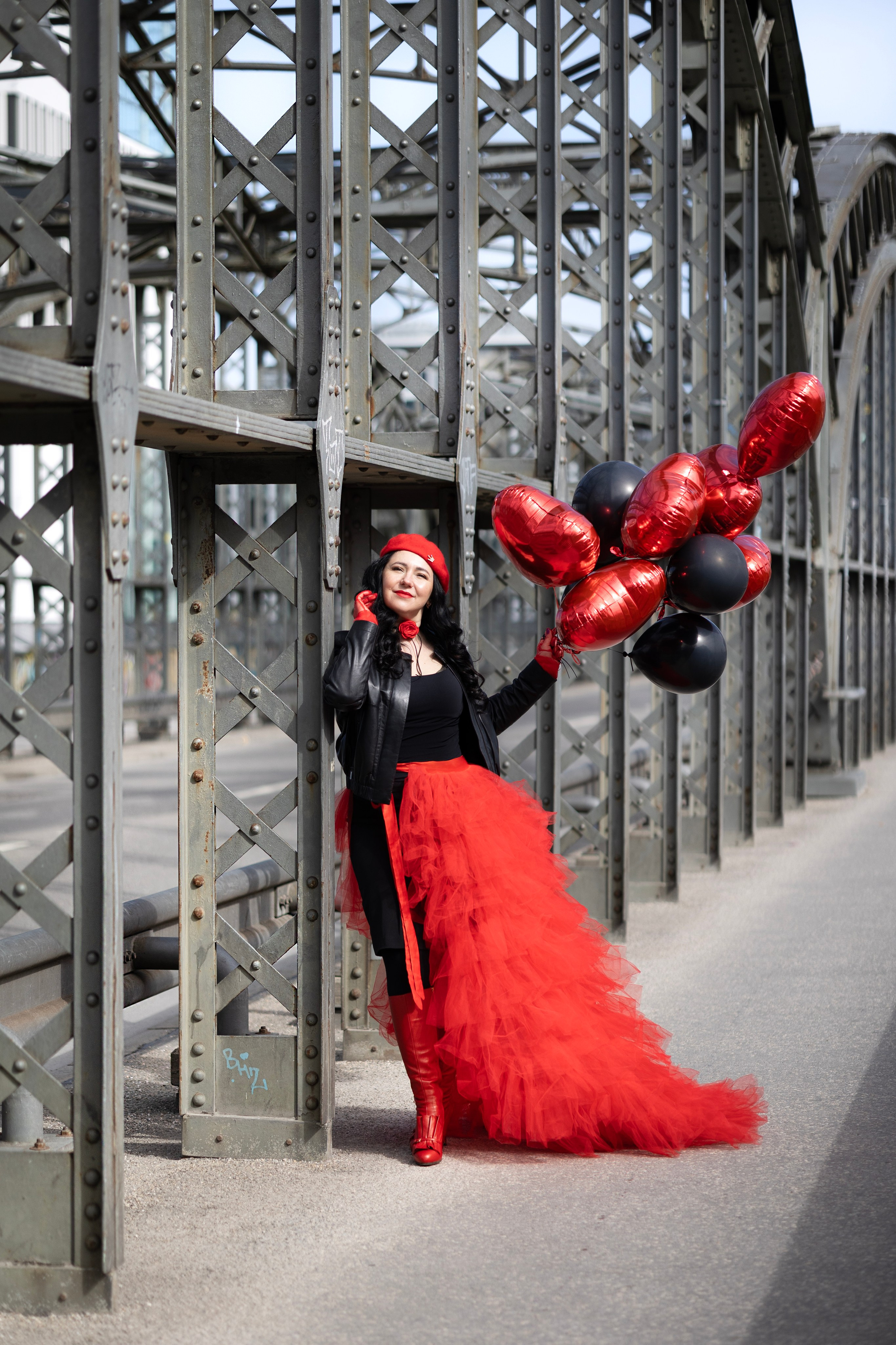 Balloons and red skirt. Фотограф в Мюнхене