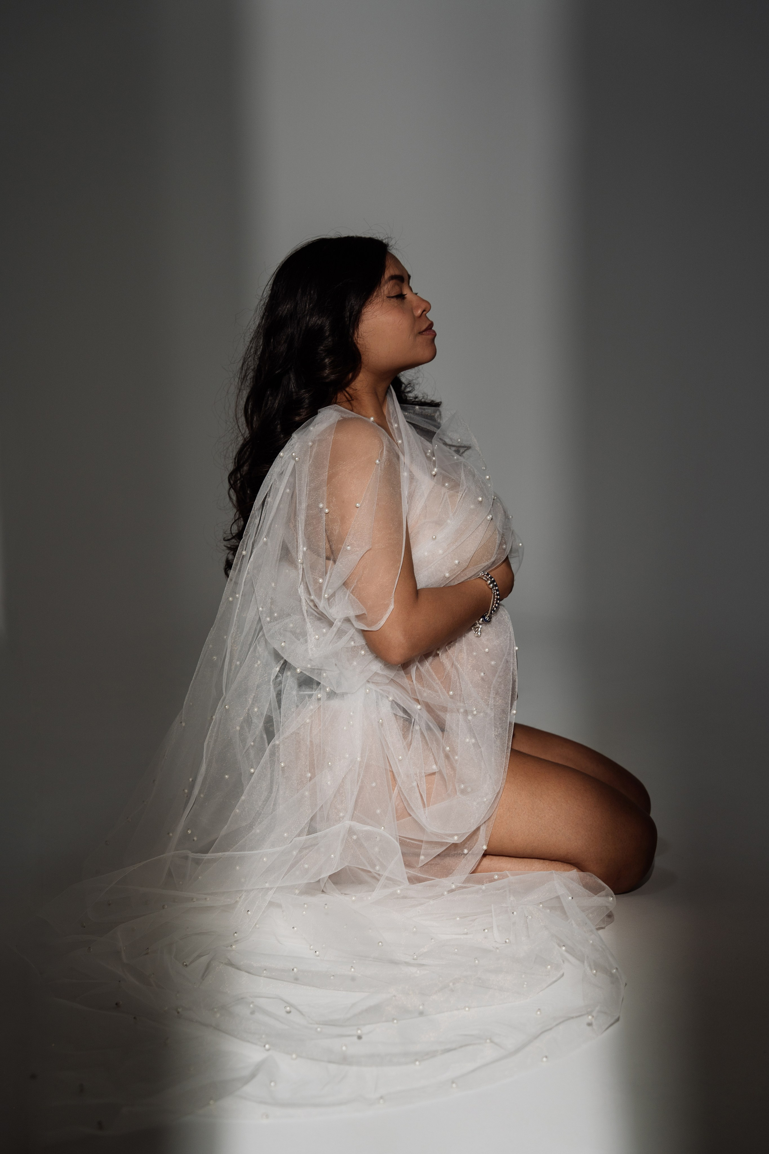 Maternity in studio. Fotografa di matrimoni e di famiglia in Italia