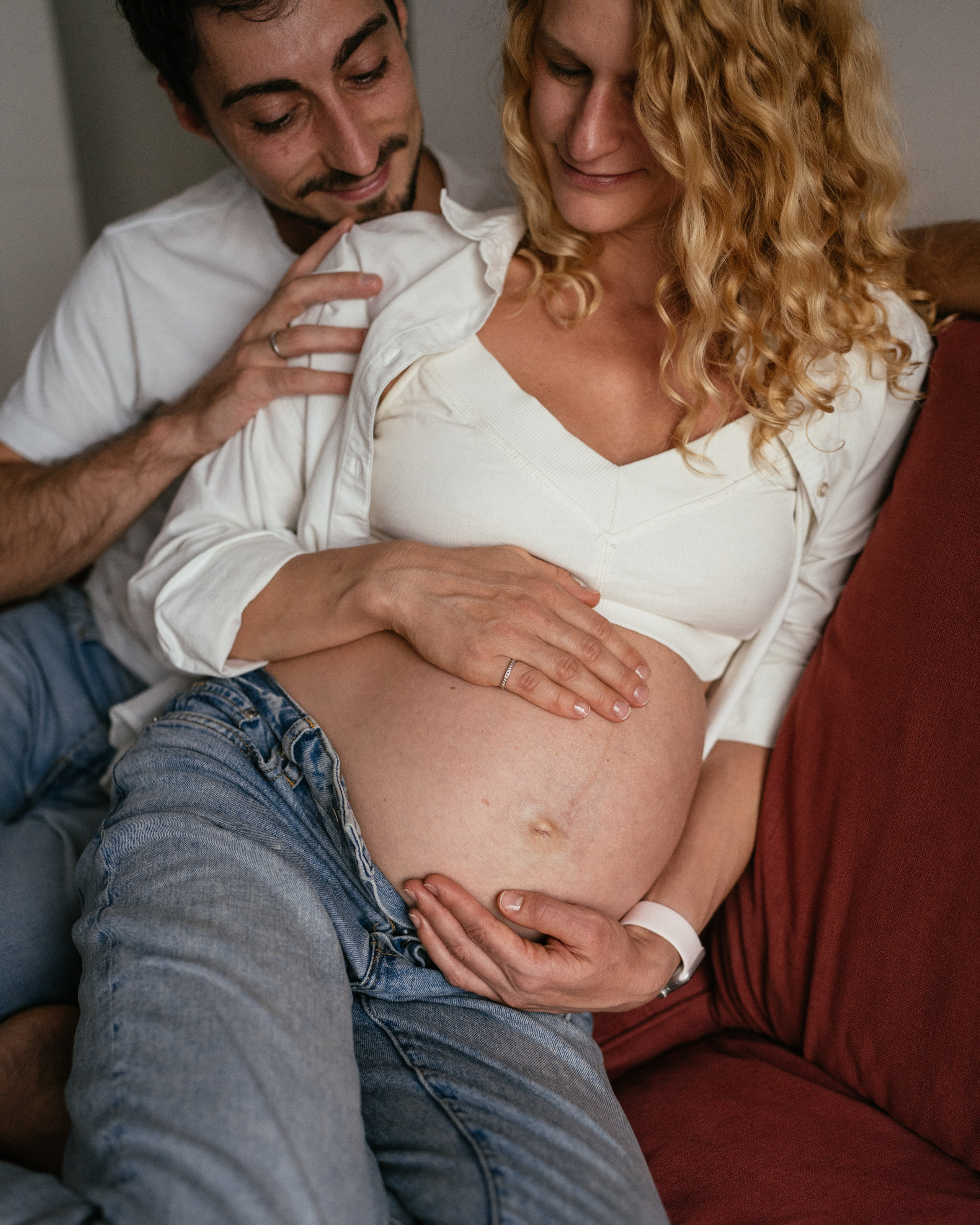 Candid pregnancy photoshoot in the park. Photographer in Madrid, Spain. Alyona Belyaninova