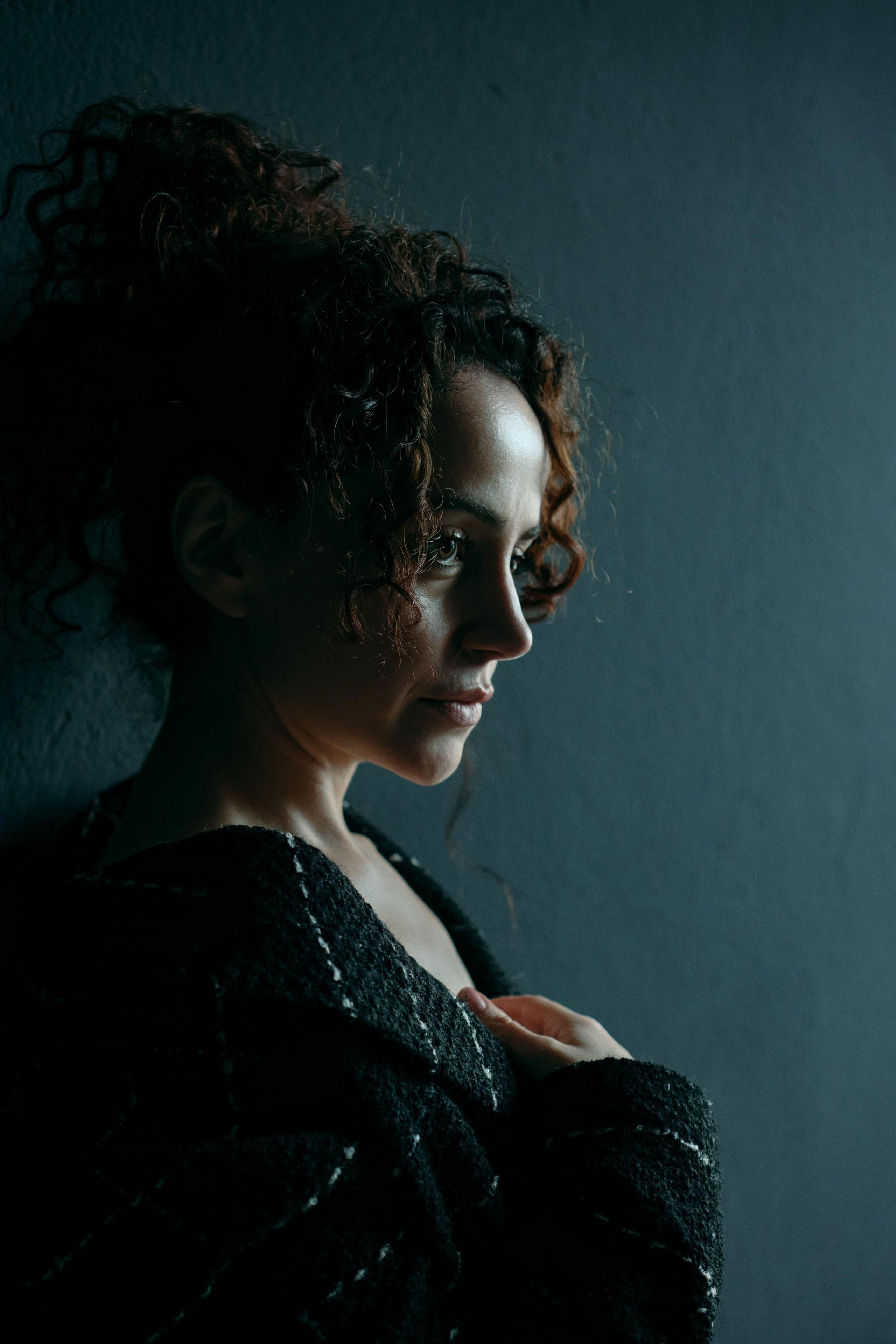 Künstlerisches Portrait einer Frau im Profil, dramatisches Licht – Portraitfotografie