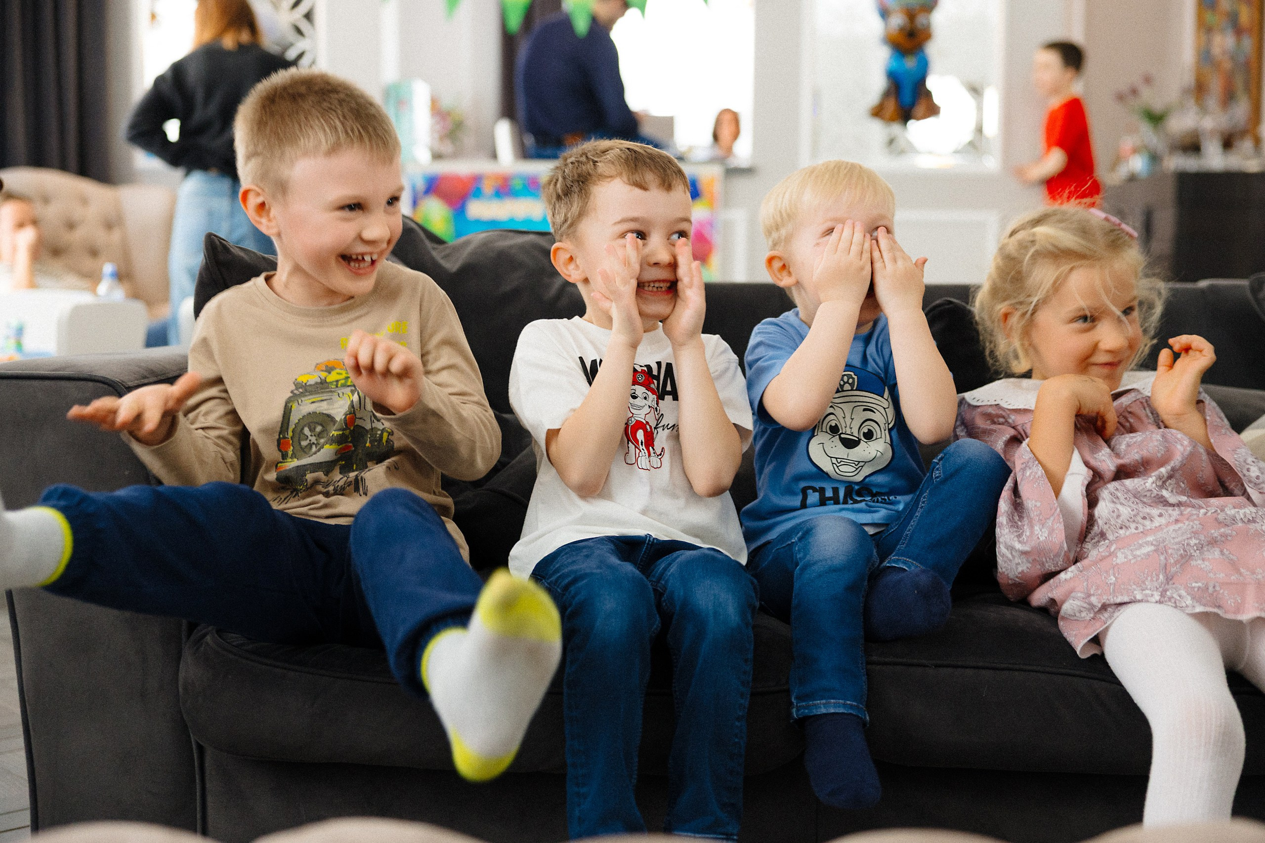 Фотосъёмка детского дня рождения с аниматором и фольгированной дискотекой в Риге. Евгений Тимофеев | Свадебный и контент-фотограф и видеограф в Риге